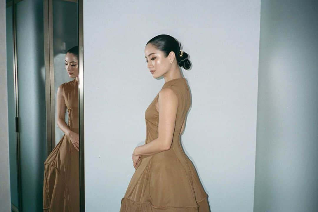 Anna のインスタグラム：「First Critics Choice Awards wearing @acnestudios 🤎  Shot by @andiejjane  Styled by @karlawelchstylist  Hair by @jennychohair  Makeup by @karayoshimotobua @welovecoco」