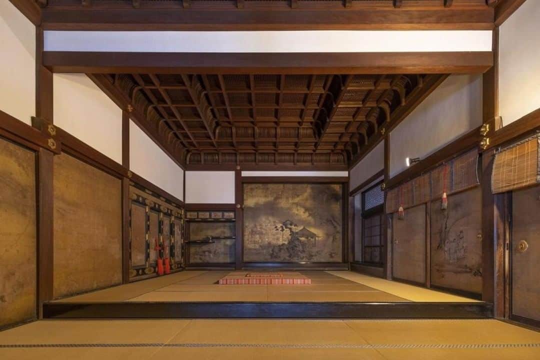 City of Kyoto Official Accountのインスタグラム：「第57回 京の冬の旅 非公開文化財特別公開 知恩院 大方丈・小方丈・方丈庭園 徳川家の菩提所　豪壮華麗な建築  公開期間：1/20（金）～3/19（日） ※2/25（土）～2/27（月）の3日間は12：30～受付開始、3/4（土）は12：00受付終了（12：30閉門） 、3/5 (日）は12：30～受付開始  ※なお2/24～28の期間、大方丈「鶴の間」の襖が一部ご覧いただけない可能性がございます。  KYOTO WINTER TOUR - Special Opening of Cultural Heritages- Chionin-Temple  Opening Period：Jan 20th to Mar.19th *Registration opens at 12:30 on 2/25-2/27. *On 3/4, registration closes at 12:00 (gate closes at 12:30). *On 3/5, registration opens at 12:30. *During 2/24-28, some sliding doors in the "Tsuru-no-Ma" of the Grand Hojo may not be visible.  詳しくはこちら(Japanese Only) https://ja.kyoto.travel/event/single.php?event_id=7322   ＃京都＃観光＃京の冬の旅＃特別公開＃非公開#事前予約＃知恩院＃大方丈＃小方丈＃方丈庭園＃京都の冬＃冬の京都  #chionin#chionintemple #visitkyoto #kyototravel#winter_special_opening #cultural_heritages#winter #winterinkyoto #snow #kyototravel #feelkyoto #feeljapan #kyotogenic #art_of_japan #japan_of_insta #loves_united_kyoto #kyototrip#ig_kyoto」