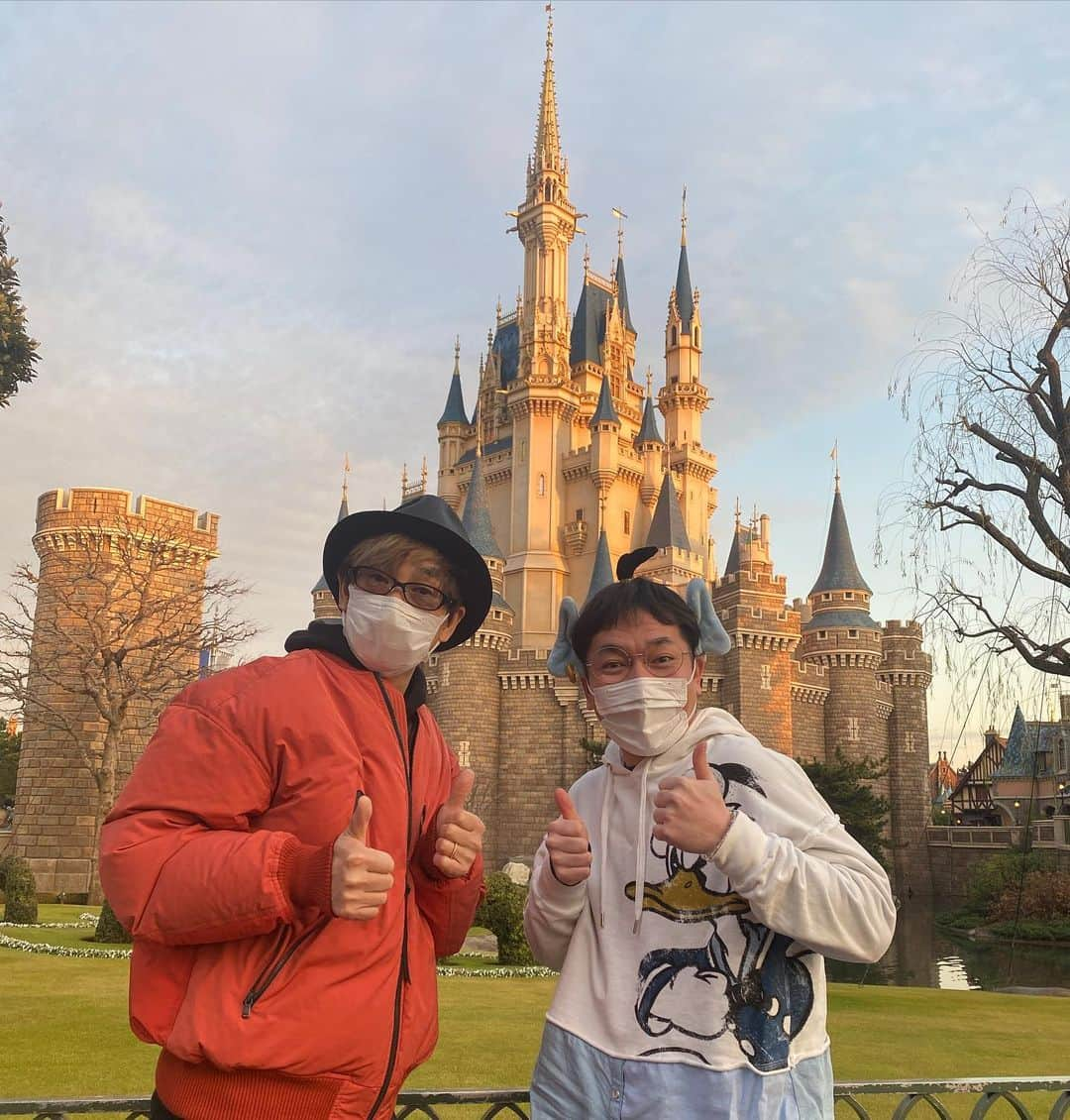 上田昌幸のインスタグラム：「山寺宏一さんとディズニーランド‼️‼️  ひとつ夢が叶いました🥺🥺  #東京ディズニーランド #山寺宏一 さん #レジェンド #ディズニー声優界でも神 #アトラクションにたくさん乗って #パークフード食べて食べて #夢の国で夢時間 #うえちゃんディズニーランド行かない？のLINE #額装して飾ろうかな😂 #合流した瞬間 #久しぶり！今日はやまちゃんうえちゃんで行こう！ #あのセリフ目覚ましにしたいわー😍 #あー楽しかった！ #ありがとうございました🤗 #トイレ行きたい」