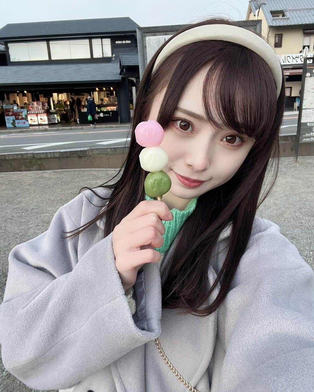 梅山恋和さんのインスタグラム写真 - (梅山恋和Instagram)「🍡  寒すぎて鼻赤い…！  #京都#嵐山#三色団子」1月19日 12時15分 - cocona_umeyama