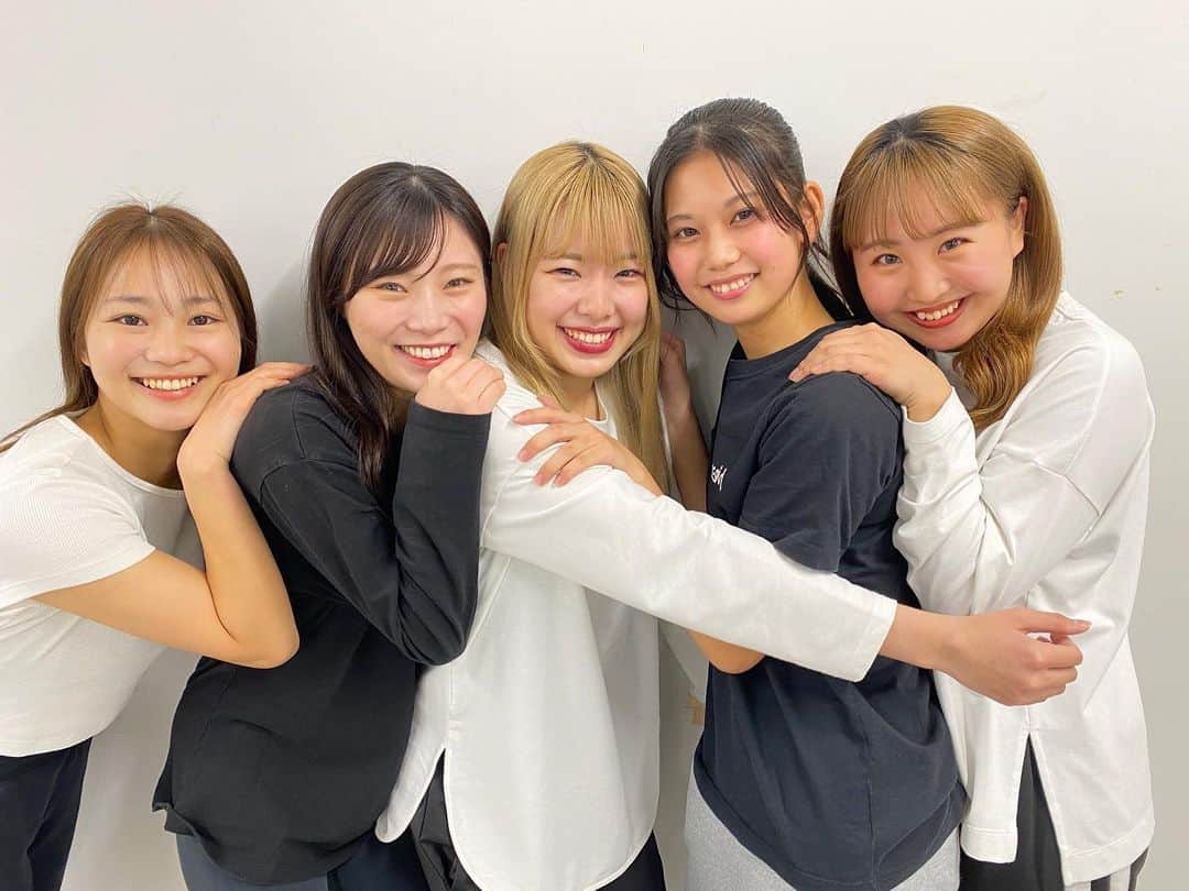 のインスタグラム：「2023 Rookie's🐣  この日は3曲のダンスナンバーを覚えた後でしたがこの笑顔😄 だんだんと緊張が解れてきました💓  ルーキーのこと、覚えてもらえたら嬉しいです🥰  ▶︎左から Emiru・Natsuki・Aiha・Yumari・Maho  #bluelegends #seibulions #埼玉西武ライオンズ」