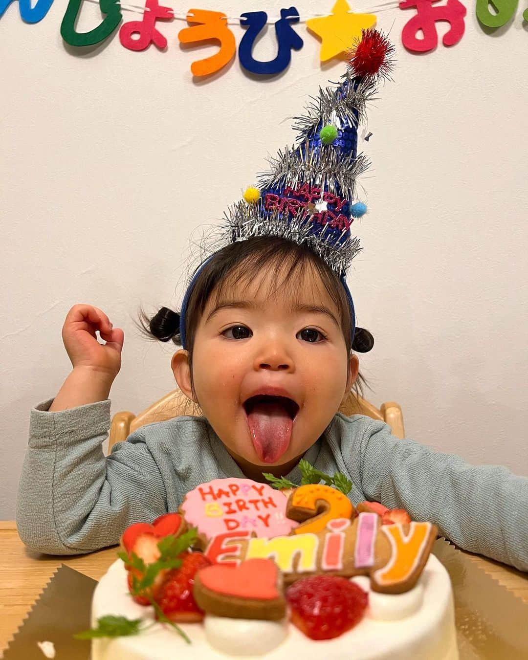 仲嶺梨子さんのインスタグラム写真 - (仲嶺梨子Instagram)「. 我が家のわんぱく娘が 1月18日で2歳になりました🎂 衝撃の速さで成長してしまいました。笑 イヤイヤ期に入っていますが 優しいお姉ちゃんお兄ちゃんにと たくさん遊んですくすく大きくなってくれています。 2歳はどんな１年になるか楽しみだね♡ お誕生日おめでとう🎊 @emily18baby  . #お誕生日#2歳#1月生まれ#末っ子#次女#娘#女の子#わんぱく#イヤイヤ期#おめでとう#えみりー#ママ#3人兄弟#3人育児」1月19日 12時23分 - rikonakamine