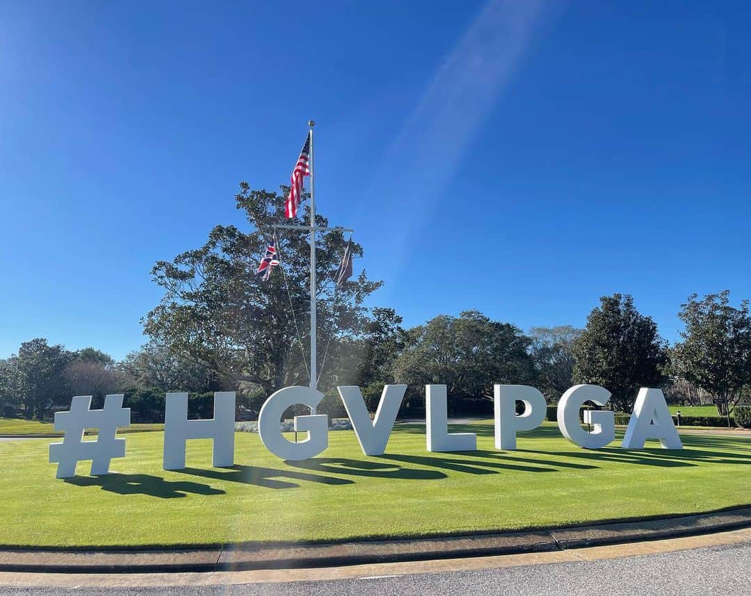 畑岡奈紗のインスタグラム：「Tomorrow is going to be my 7th season on the LPGA Tour! Excited what’s to come ahead! I’ll do my best!  Also I am very honored and excited to announce that I became Hilton Grand Vacations brand ambassador! It's an amazing support for me who travels to more than 10 different countries every season! I will do my best this week at HGV Tournament of Champions as an ambassador!  明日からLPGAツアー7年目のシーズンが始まります。 今年も怪我なく1年間戦えるように頑張ります！  そしてこの度Hilton Grand Vacations ブランドアンバサダーに就任しました！ 1シーズンで10カ国以上を転戦する私にとって、とても大きな味方です！  開幕戦もホストプロとして大会を盛り上げられるよう頑張りますので、応援よろしくお願い致します。」
