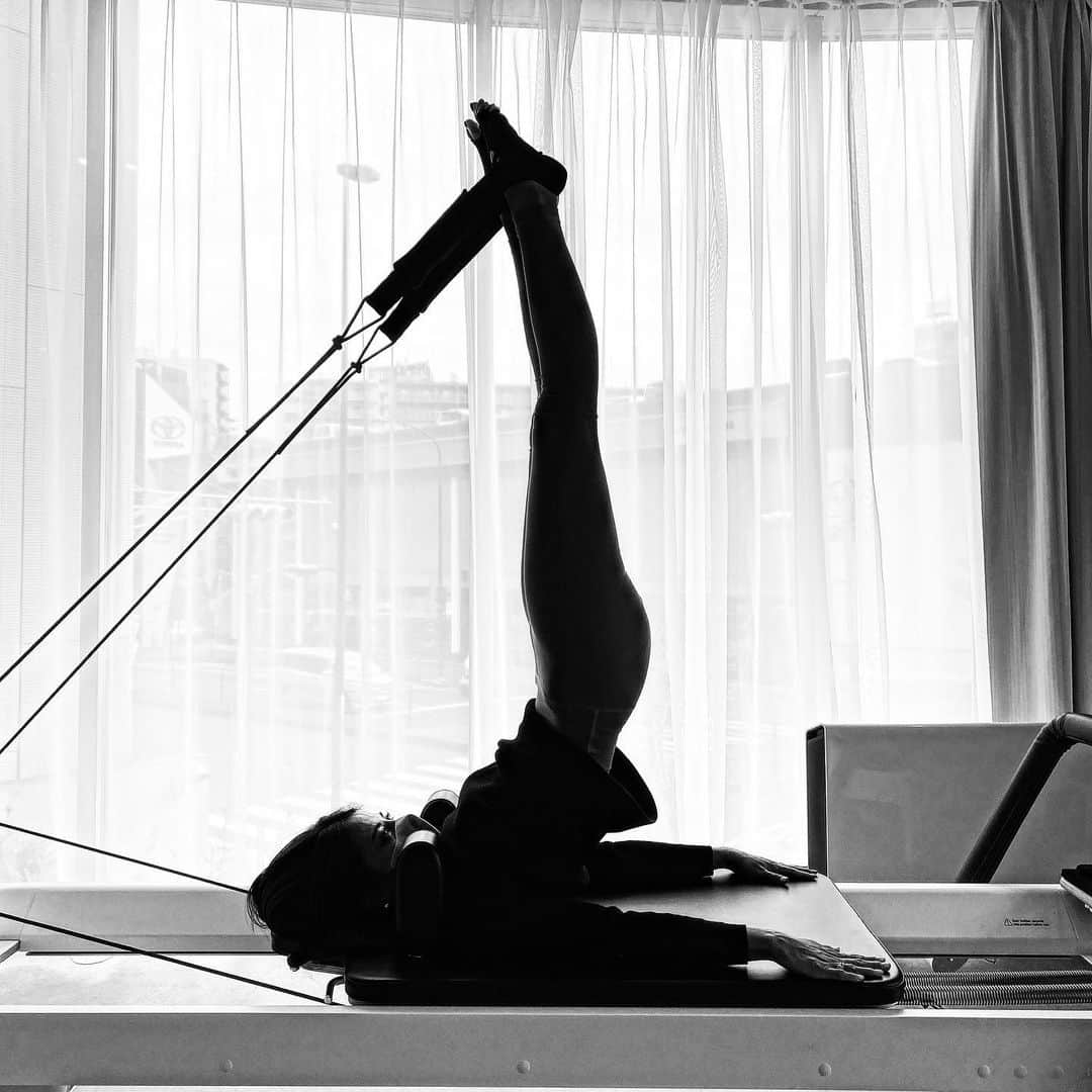 藤後夏子さんのインスタグラム写真 - (藤後夏子Instagram)「☁️ 気がつけば自分が受けるのは1ヶ月くらい空いてしまった🤸🏽‍♀️ ヌーディーなレギンスがほしくて見つけたの🤎 #pilates」1月19日 13時11分 - natsukotogo