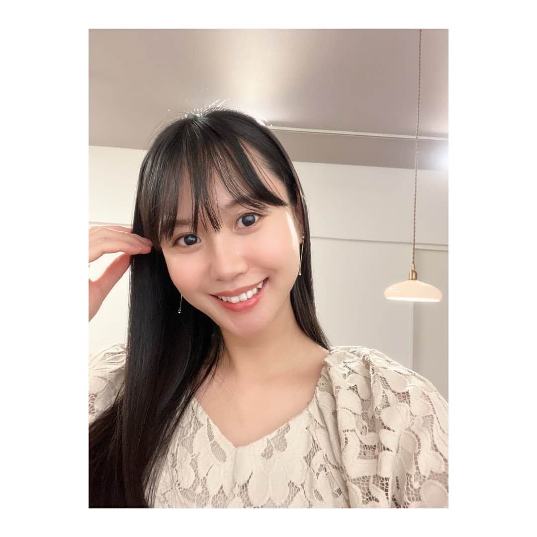 鈴木あすなのインスタグラム：「人は地球、自然、の一部。  だから、 季節に合ったものを食べる。 自分の体質に合ったものを食べる。 自分の体調に合ったものを食べる。  すごーくシンプルなこと。  今日はどんな一日だった？ 今の私はどんな気分？  会議でずーっと頭を使ったのか、 たくさん外を歩いて芯から冷えているのか、 嫌なことがあって気分が落ちているのか、 とても良いことがあってハッピーなのか♡  自分の中のお医者さんと対話してみる。  例えば、会議で頭使ったし、座りっぱなしで巡りが悪い気がする、、、 じゃあどうする？ いつもの朝食はパンとコーヒーだけど、身体を温める生姜のお味噌汁と食後はハーブティーにしてみる？とか。  こんな感じで自分の体と対話すると自分が整うし、自分を大切にできる。  今の私に必要なものを、 家庭料理＝オーダーメイドで作って食べること。健康を維持する処方箋のようなもの。  これができる家庭料理っていうのはやっぱり優秀。 ただ空腹を満たすだけという考えなら、なんでも良いかも知れないけど、ちゃんとメンテナンスしてあげたいから、日々キッチンに立つ。  全然難しいことはしなくていい。 考えるのが面倒なら具沢山味噌汁を朝晩飲むところから始めてみて欲しい。 まずは１パーセントでもいいから意識して良い方向に変わってみてほしい。  未来の自分は今日食べたものでできていくし、 今の自分は過去の自分が食べたものでできている。  しかもこれからは長寿の時代。 家庭料理は、未病を防ぐだけではなく、いざ病気になった時にきちんとした治療を受けられる元気な身体でいられるか。 治療を受けた後の回復は早いのか。 これも全部日々食べるものに影響してくるもの。  いつまでも健康で過ごしていくために、 やっぱり家庭料理で日々自分をメンテナンスしていきたい。  実は何を食べようかなと考えてばっかりいるから、食いしん坊(わたし)には向いていると、講演会で聞いて腹落ちした。笑  (料理が本当に辛い時はもしかしたら頑張りすぎたり無理しすぎてる証拠かも。余裕や余白は大事だよね🥰)  日々肩の力を抜いてお料理して、 年を重ねても健康美でありたいものです。」