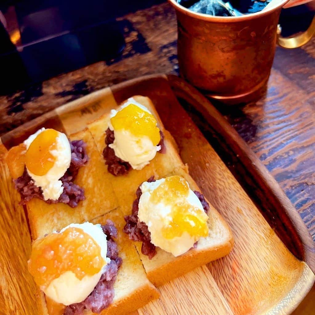 黒江美咲のインスタグラム：「【コーヒーハウスかこ花車本店@国際センター】  食べログ100名店にも選ばれた言わずと知れた有名店。 1番人気のシャンティルージュは きつね色のトースト上に あんこ＋生クリーム＋4種のコンフィチュール。 ドリンク代＋350円。  冷コー民としては各テーブルに 真鍮に入った巨大ガムシロがあるのが嬉しいポイントです〜  #冷コーサイコー#愛知モーニング開拓#愛知モーニング巡り#名駅モーニング#コーヒーハウスかこ花車本店 #シャンティルージュ#喫茶店モーニング#名駅カフェ #百名店2022」