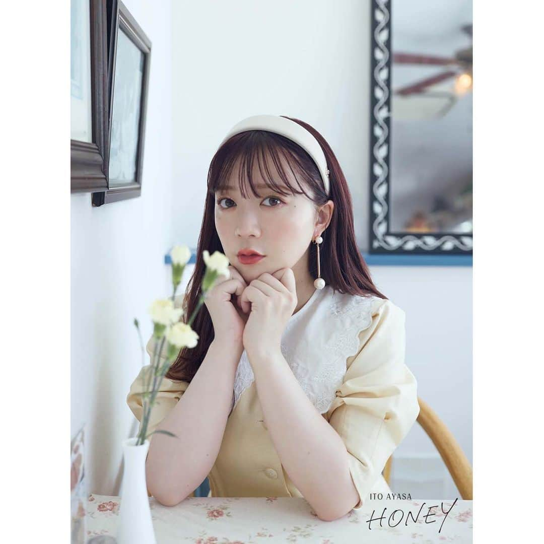 伊藤彩沙さんのインスタグラム写真 - (伊藤彩沙Instagram)「#伊藤彩沙2nd写真集 明日発売です！ ファンの方から特に人気なのはこちらの黄色ワンピでした✨ #あやさハニー」1月19日 14時34分 - ayasacream