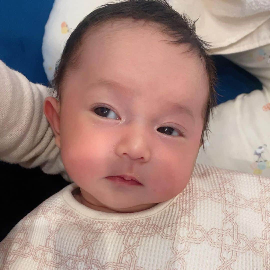 のインスタグラム：「Q. 俺はどれ？  #0y2m #生後2ヶ月女の子 #令和4年ベビー」