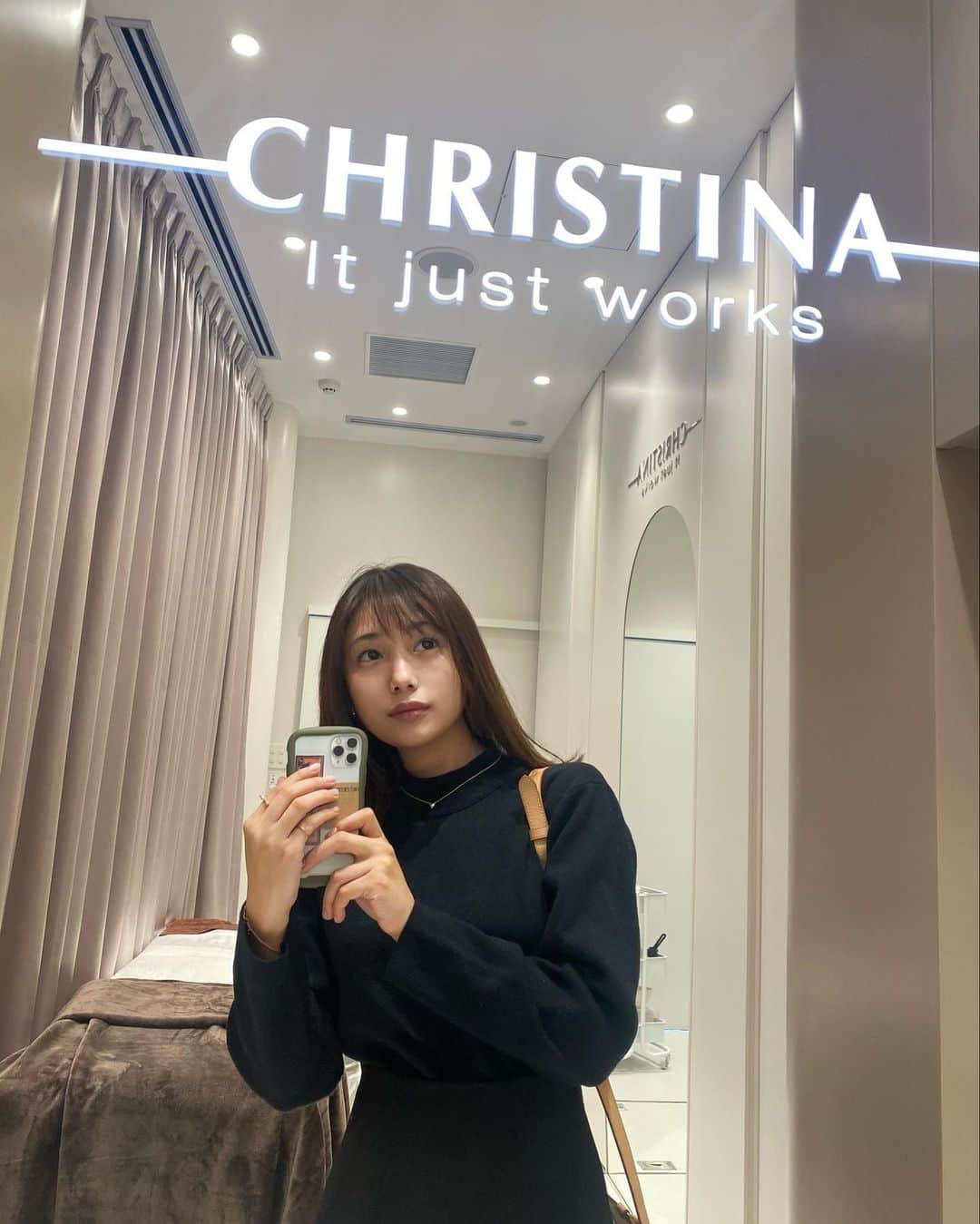森ニーナのインスタグラム：「昨年は引越し・年末年始のバタバタでお肌も疲れていたので 外苑前に新しくオープンした @christinajapan_store に行ってきました✨  私は皮脂分泌量皆無なことが悩みなので相談したところ、水分も蒸発しやすい状態になっているとのこと😱  そりゃそうですよね‥ スキンケアだって最後にしっかり油分で蓋するのだから‥皮脂をいかに補うか、あまり考えられてないなかったことを反省😞  何も努力しないとスッカスカになってしまう私の肌に今回提案してもらったトリートメントは【UNSTRESS】。  仕上がりはふっくらつやんつやんになるのでもともと大好きなメニューです😍  トリートメント後に仕上がりをみてさらにおすすめのアイテムも紹介してもらいました✨ (三枚目) ①化粧水 ・MUSE(エイジングケア) ②美容液 ・MUSE(エイジングケア) ③マスク ・ILLUSTIRIOUS(美白) ④クリーム ・UNSTRESS(紫外線などの外部要因による刺激、ストレスによる皮膚トラブル、乾燥による敏感肌)  ___________ 注意点 @christinajapan_store (外苑前) →商品購入専門のお店なのでインフルエンサー・メディアの方以外はトリートメントはこちらの店舗では行っていないそうです🙌 一番近くでいうとhaabクリニックがここから行きやすいと思います！」