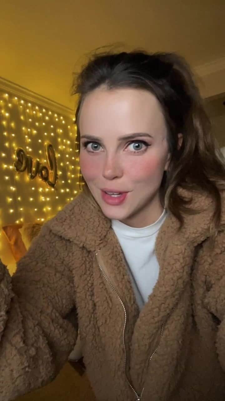 ティファニー・アルボードのインスタグラム：「Welll hello again… secret announcement 🙈📣 🎊💃」