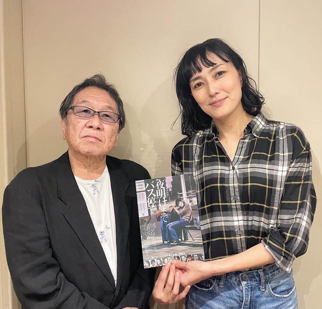 板谷由夏 のインスタグラム：「映画　夜明けまでバス停で 毎日映画コンクールにて 日本映画優秀賞を受賞しました！！！！ 高橋伴明監督、おめでとうございます㊗️㊗️ 作品がお客さまに届いたということが なにより嬉しい。 まだまだ上映しています。詳しくは ホームページをご覧ください。 ああ〜嬉しいなぁ。 監督とハイタッチがしたい！笑 写真は去年の完成披露の時のものです。 #夜明けまでバス停で」