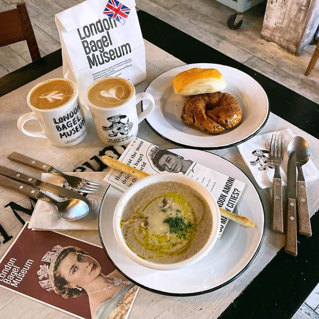 岩井ひかるのインスタグラム：「@london.bagel.museum  🇰🇷 早起きして朝ごはん🥞 日本にも持ち帰ったぁ🐶に引っかかったけどw 無事持って帰りましたww    #韓国旅行 #狎鴎亭グルメ #韓国トレンド #koreatravel」