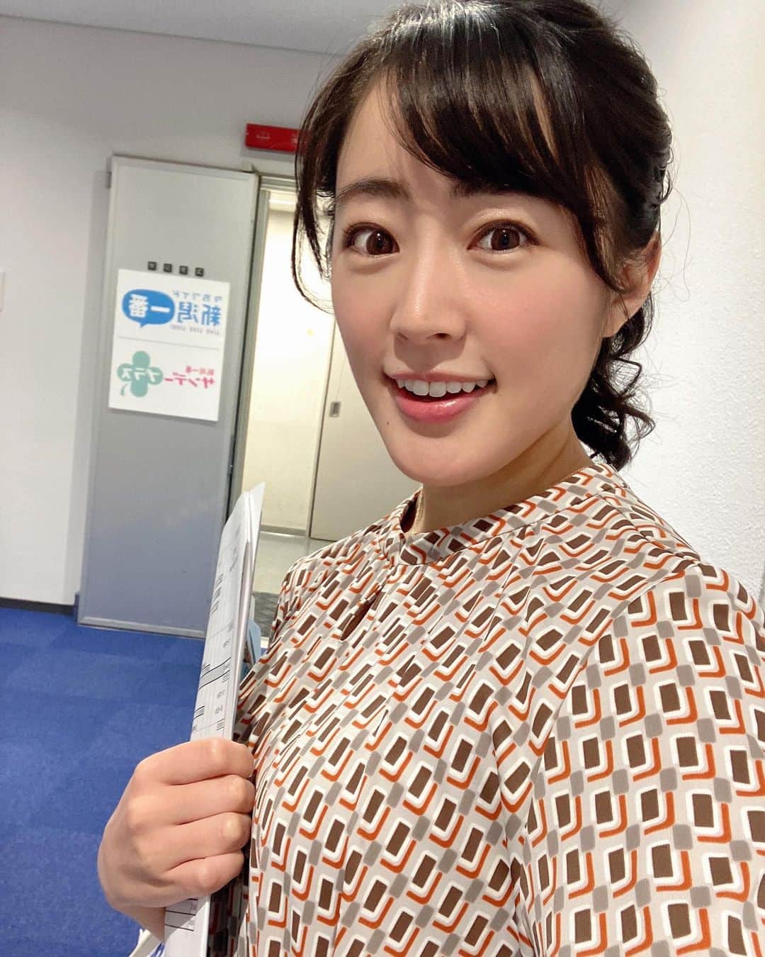 大谷萌恵のインスタグラム：「きょうのヘアアレンジ  髪がのびたので #ポーニーテール ができるようになりました。  衣装に合わせて、かわいいヘアアクセサリーもつけていただきました！素敵〜✨✨  るんるん気分で本番行ってきます。  #テレビ新潟　 #新潟一番　 #大谷萌恵」