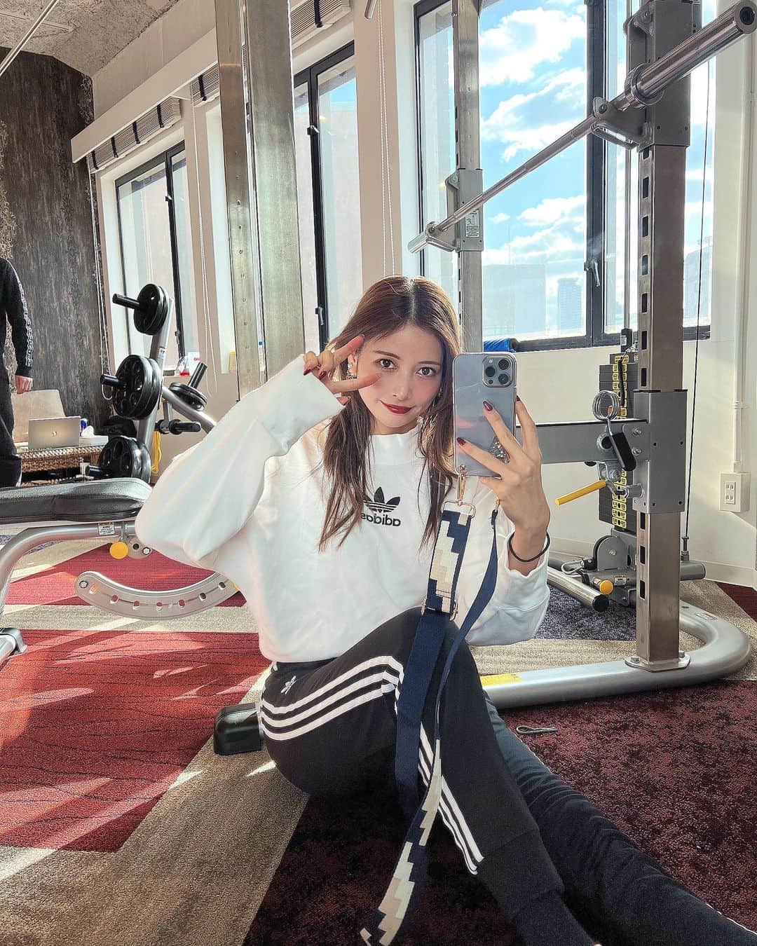 のインスタグラム：「インナーマッスルだけの日☁️☁️☁️ 2023年はお腹くびれたい🤗 @real_clothes_gym   #パーソナル#パーソナルトレーニング#梅田ジム  ・ ・ ・ ・ ・ ・ ・ ・ ・ ・ ・ ・ ・ ・ ・ ・ ・ #ジム女子#ジムウェア#adidas＃アディダス#運動#筋トレ#部分痩せ#脚痩せ#尻トレ#ウエスト#産後ダイエット#ママライフ#ママファッション#ママコーデ#産後ママ#子育てママ#トレーニングウェア#トレーニング女子#梅田#北新地#ジムウェア#personaltraining#trainingday#筋トレ女子#筋トレ好きと繋がりたい#痩せる方法#ダイエットメニュー#ダイエット日記#雲グミ」