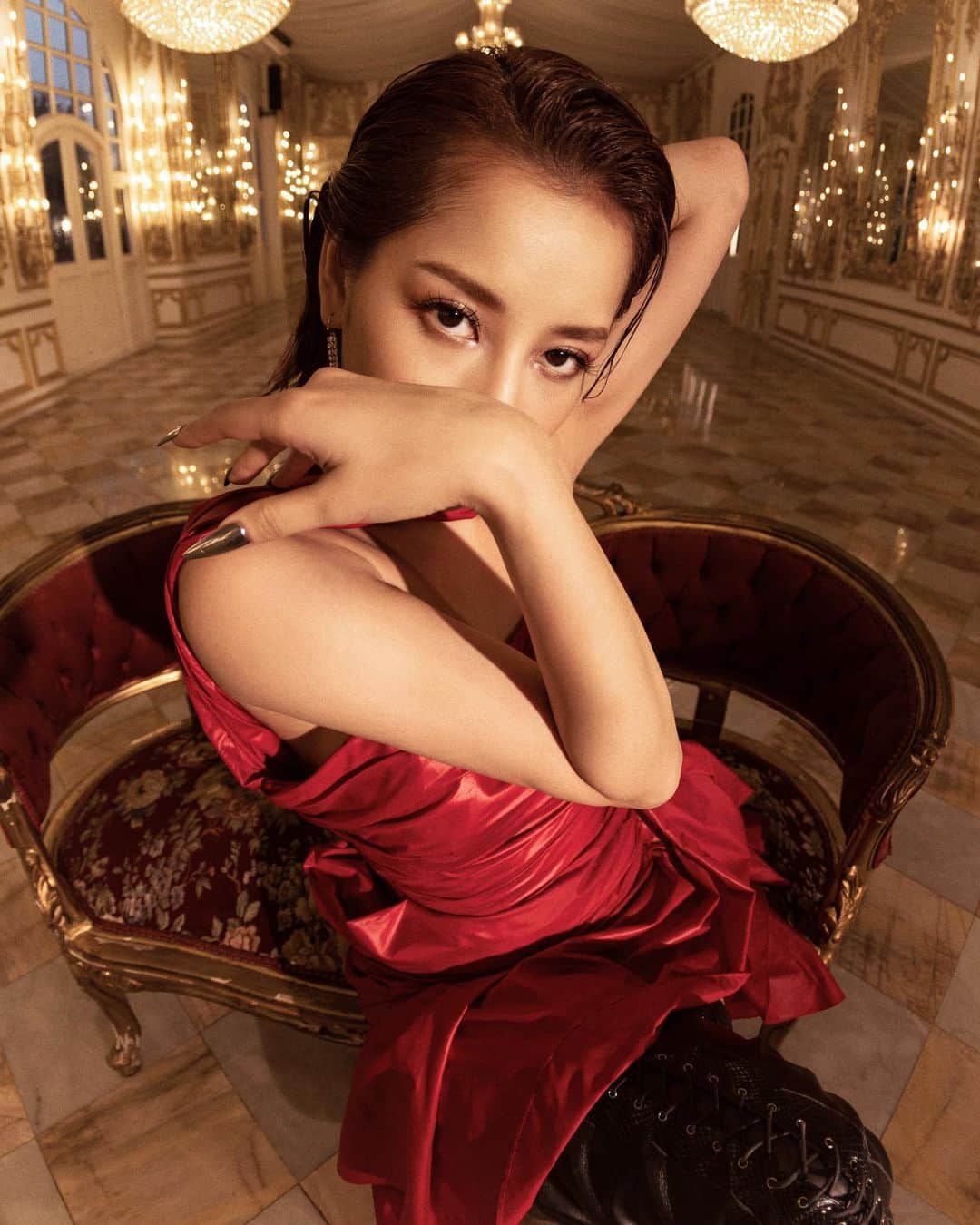 Chi Puのインスタグラム：「“She is curious, she is agile and she is in control. Akin to a cat, she embodies a feminine and mysterious, yet seductive aura that demands attention. Immersing in colors and textures, the pictorial exudes sexiness and poised.”  - @bnphm0609   Thank you for this purr-fect concept em Bennn 🤎  Creative director : @bnphm0609  Photographer : @21day  Producer: @sononui  Production House: @brandfactory_studio  Stylist : @kenxy.pham  Costume : @hdang.official , Dat Nguyen Makeup : @gwenmakeup Team Hair : @phkhomr  Cats : Madammouth Graphic designer: Mack Trinh Wording : Tran B Luu」