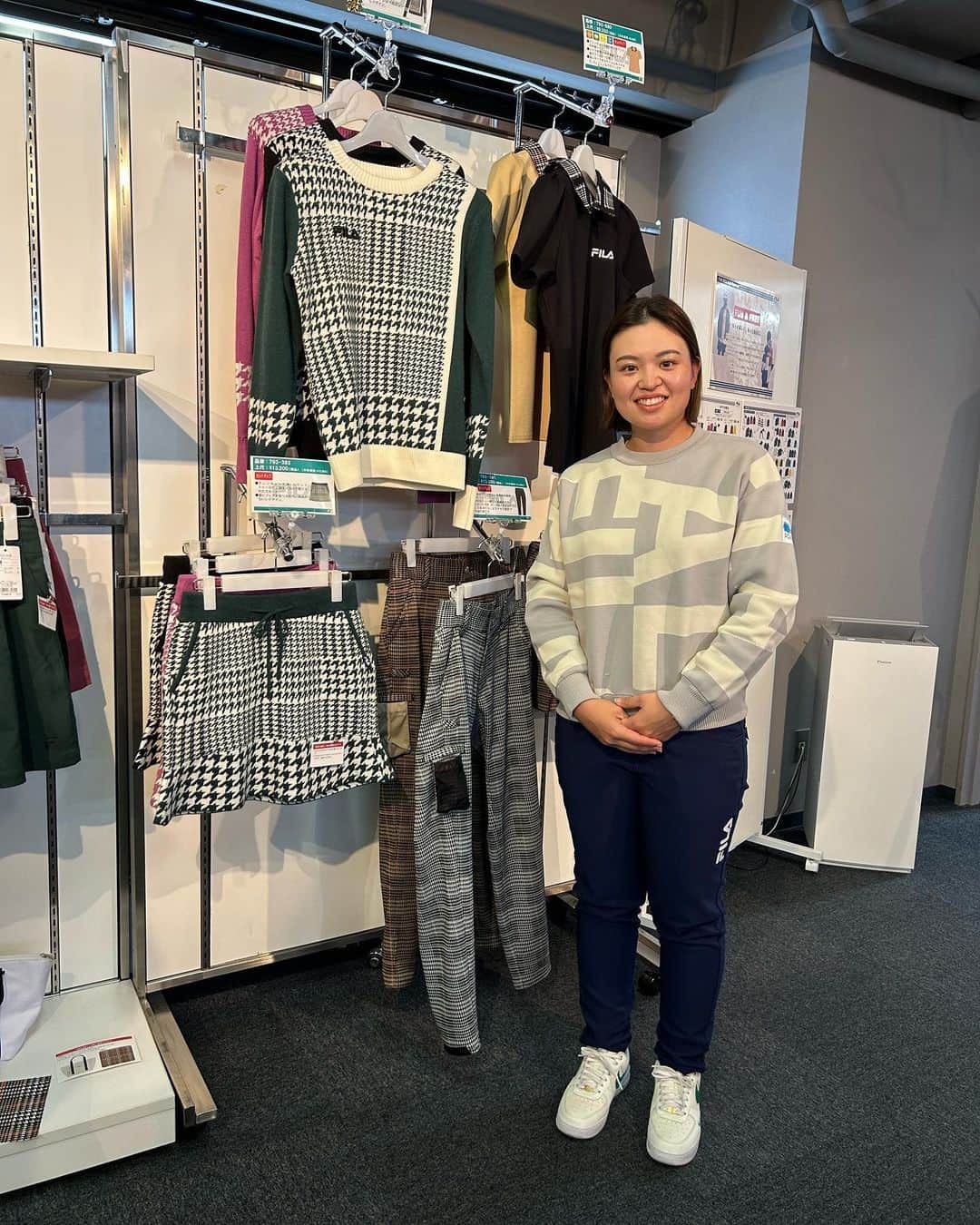 小倉ひまわりのインスタグラム：「. ⁡ @filagolf_jp の2023AW展示会に行ってきました！ ⁡ 今年もスポーティーなウェアからカラフルで可愛いウェアまで沢山の新作がありました👚 ⁡ デザインはもちろん、機能性も良くてスイングがしやすいです😎 ⁡ 新作ウェアを着るのが楽しみです🌟 ⁡ ⁡ ⁡ #fila#filagolf#フィラ#フィラゴルフ#ゴルフウェア#ゴルフ」