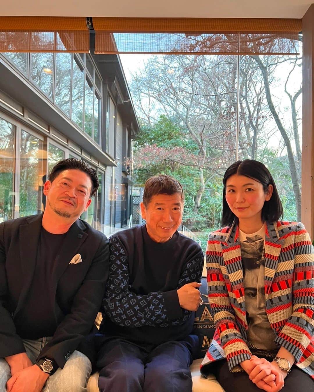 のインスタグラム：「薫さんのご自宅ワイン会招待頂きました。 美味しいワインに 生演奏に素敵なお食事と贅沢な時間を 過ごさせて頂きました。 ありがとうございました😊   ワインに合う黒と白のチーズケーキは、 @esola_aoyama  @esola_the_lab  美味しかったです。」