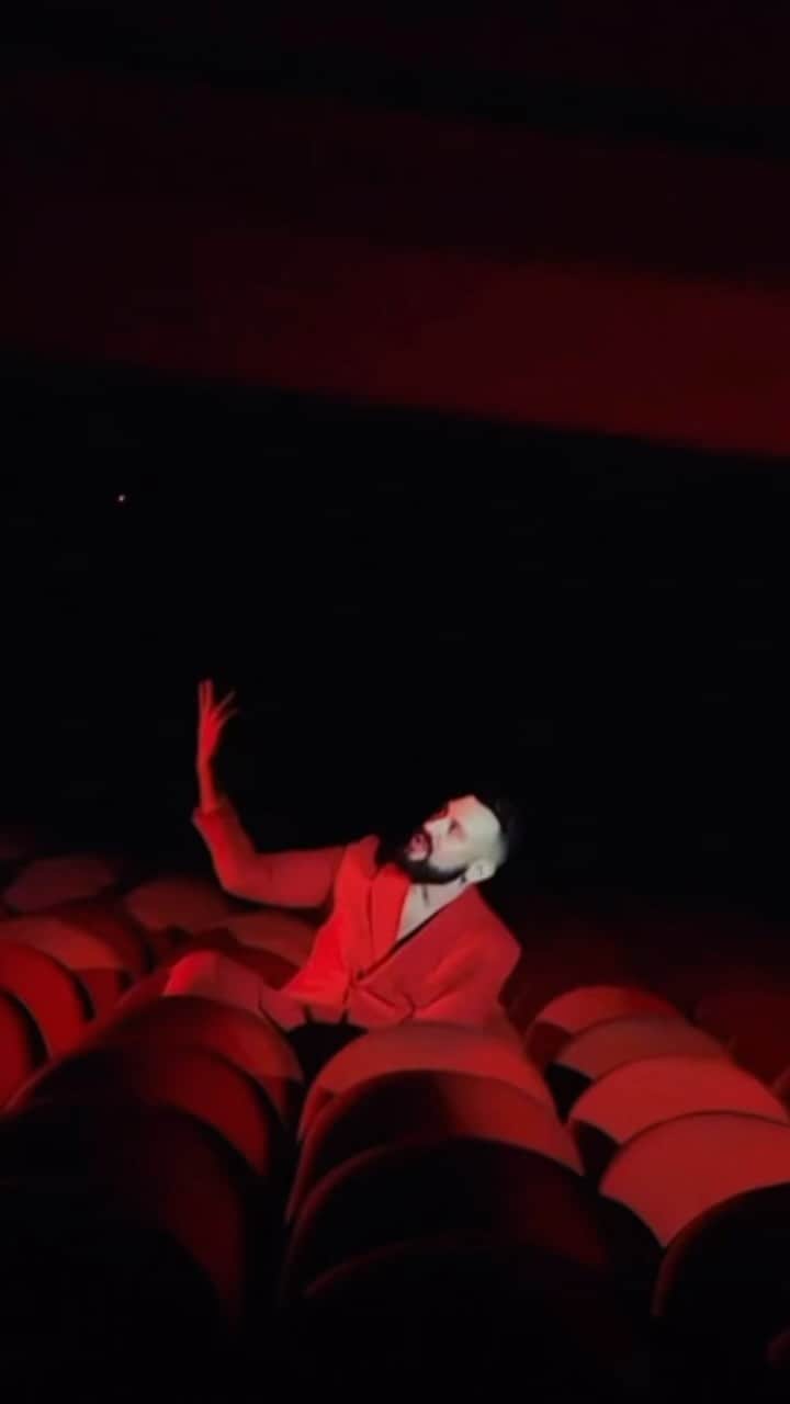 コルシネラベドリのインスタグラム：「Italian new artist @maky_dan wearing red Adriano dress CORSINELABESOLI fall 23」