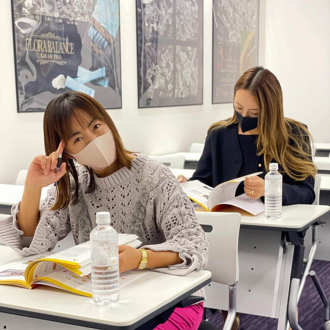 のインスタグラム：「ブランドアンバサダーをしているエステプロラボ　@estheprolabo_official  で、温活マイスターの資格取得📖 @onkatsu_meister   同じくアンバサダーのサナちゃん　@_genking_ と一緒にお勉強📚  カラダを温めて老廃物を排出しやすくして、体温＋1℃を目指す「温活」🔥🔥🔥 人が持つ最強の免疫機能にスイッチを入れるためのキーワードが、『体温＋1℃』 体を温め免疫力を上げる体温36.5℃を目指そう❗️  体温や自律神経、血流改善、免疫力や睡眠の質の向上など、健康増進になる温活🔥身体を温めるのってホント大事❤️ お風呂に入るのも半身浴じゃなく、少しぬるめのお湯に肩まで浸かって15分で、深部温度が上がるからやってみてね♨️  #温活マイスター  #温活マイスター協会  #温活マイスター養成講座  #エステプロラボ  #estheprolabo  #温活 #体温＋1℃ #免疫力アップ」