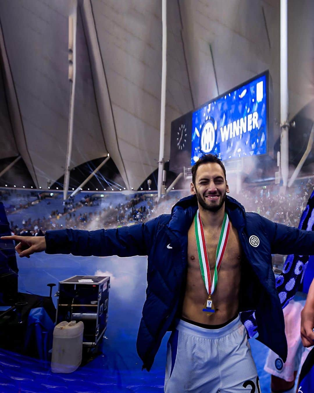 ハカン・チャルハノールのインスタグラム：「Buongiorno 😉🥇🏆」