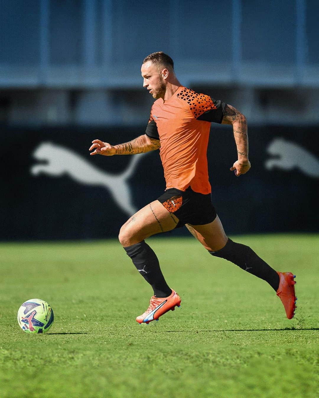マルコ・アルナウトヴィッチのインスタグラム：「ULTRA [uhl-truh] = Fast; Quick;  Already far ahead 💨  @pumafootball #foreverfaster」