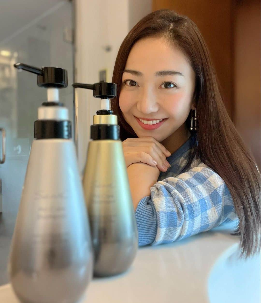 透水さらさのインスタグラム：「Sassoのシャンプーを使いはじめて半年がたちました🫶  乾燥する季節ですが、髪はツルツルしっとりしています🫶 娘にも天使の輪っかがあるねっと褒めてもらえました😇 ほんとにオススメです🫶  今回もこの投稿を見てくださった方限定で Sassoが、初回限定【50%OFF】で手に入るクーポンを プレゼントいたします！  さらに、前回の投稿で購入してくださった方には 【30%OFF】クーポンをプレゼントいたします。  エス・ハート・エス公式通販ショップで使えるので ぜひ使ってみてください☺️  ▼クーポンコード 【50%OFF】初回購入者限定クーポンはこちら 「794236」  【30%OFF】2回目以降の購入者限定クーポンはこちら 「756432」  ▼使用期限 2023年1月19日(木)17:00~1月31日(火)23:59まで  ▼エス・ハート・エス公式通販ショップはこちら https://s-heart-s.shop-pro.jp/  ▼Sasso×元タカラジェンヌ特設ページはこちら https://suntreg.co.jp/sasso-special/  ＃株式会社サントレッグ ＃エスハートエス ＃エスハートエスSasso ＃Sasso ＃サッソー ＃pr ＃アンバサダー ＃宝塚歌劇団 ＃宝塚 ＃タカラジェンヌ」