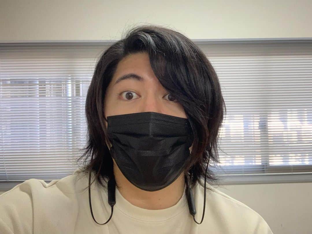 砂川信哉のインスタグラム：「1年間伸ばした髪をついにめっちゃ切るので記念に投稿」