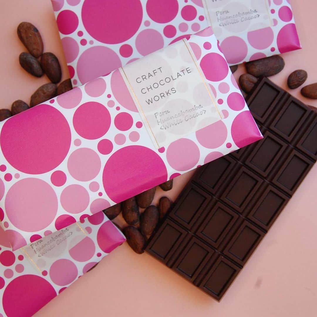 BASE（ベイス）さんのインスタグラム写真 - (BASE（ベイス）Instagram)「👝190万ショップの中から 編集部が人気商品をセレクト！  👑BASE PiCK UP👑  ———Brand——— CRAFT CHOCOLATE WORKS @craft_chocolate_works  ———item———  来月は #バレンタイン 🍫  東京・三宿に実店舗を構えるチョコレート専門店より カカオ豆の個性を愉しむセットをお届け。  BEAN to BARのチョコレートは 味がそろぞれ違うから 食べ比べても、ギフト用に配っても◎  キュートで目を引く、個性のあるパッケージも注目です。  #baseec #baseecで販売中  #バレンタインデー #バレンタイン2023 #valentineday #クラフトチョコレート #ビーントゥバー #チョコレート好き #スイーツ部 #今日のおやつ #3時のおやつ」1月19日 17時37分 - baseec