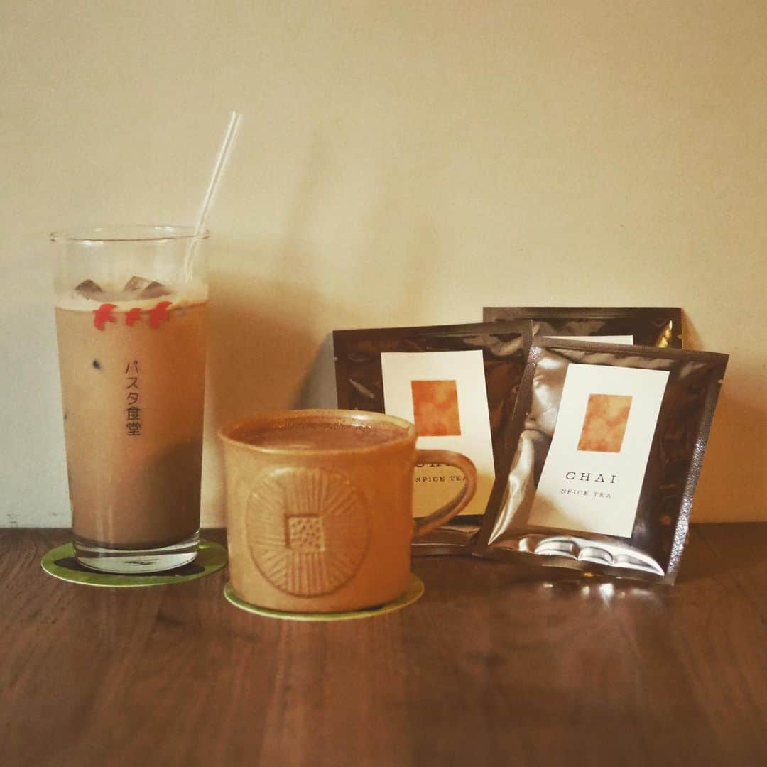 パスタ食堂 アントロワのインスタグラム：「. 当店オリジナル 〜烏龍チャイ〜 . 店内でのご注文は勿論。 レジ横にて1つ150円でパウダーを販売しております！！ . ホットでもアイスでも◎ 牛乳に溶けやすいのでおうちで簡単に アントロワの烏龍チャイがお楽しみ頂けます😋 . まだ寒い日が続いていますね❄️ たまには気分を変えて温かい烏龍チャイを飲みながらご自宅でのんびりゆったり過ごすのも良いですね😌 . . .  ⌒⌒⌒⌒⌒⌒⌒⌒⌒⌒⌒⌒⌒⌒⌒⌒⌒ 【姉妹店の生パスタ】 アンソレイユ @ensoleille_okayama . 【美容室】 凪 _hair salon nagi_ @nagi_okayama .  ⌒⌒⌒⌒⌒⌒⌒⌒⌒⌒⌒⌒⌒⌒⌒⌒⌒ . パスタ食堂 アントロワ [定休日なし] LUNCH11:00~15:00(14:00os) DINNER17:00~22:00(21:00os) ※15:00~17:00の間はお休みです。 . 岡山市北区表町1−9−67(オランダ通り) ☎︎086−953−4696 ご予約→「アントロワ 」で検索🔍」