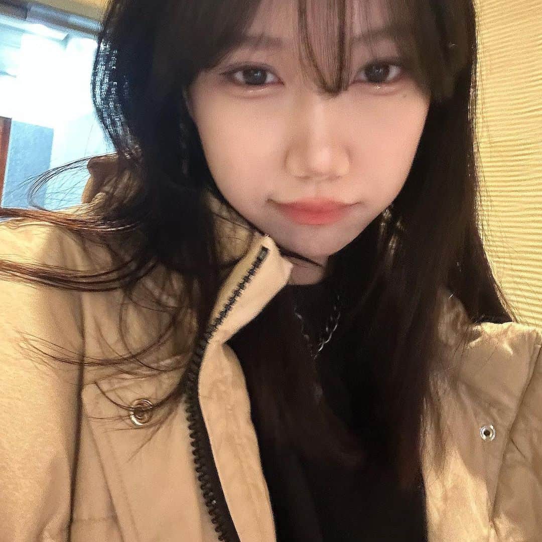 原田まゆのインスタグラム：「. 真っ白なダウン欲しいけど今更買ったってもう冬は終わるから今日もベージュダウンで我慢する日々  #自撮り #일본 #좋아요#좋아요#셀카」