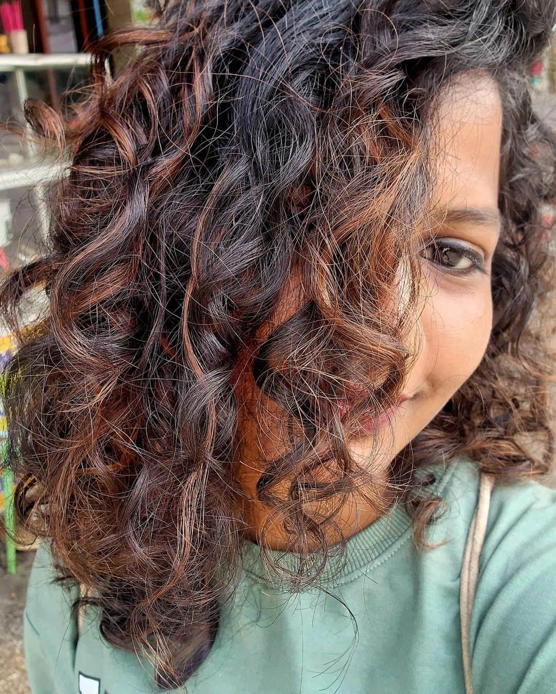 のインスタグラム：「Curls & Color  #naturalcurls #curlyhair #curlygirl #curls #haircolour #haircolor #hair #goodhairday #indiancurlyhair #s22ultra」