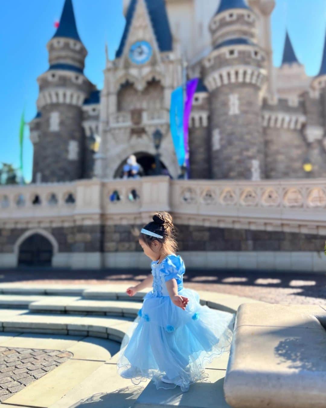 磯部奈央のインスタグラム：「3歳になりました👧🏻  去年のお話になりますが😅 お誕生日当日の朝から、初ディズニーランドへ❣️そして、ディズニーランドホテルに宿泊してきました🙌🏻  次女を連れて行くのは、寒いし乗り物も限られるし、まだ小さいから実家で預かるよと言ってくれた両親に見てもらいました🥹 1人👧🏻ってこんなに楽だったっけ😳？と、思いました😂 気をつけてはいるものの、長女には日頃我慢をさせてしまっていると思うから、両親を一人占めできて良かったかなぁ☺️と思っていると、「妹にお土産を買おう」と言って、赤ちゃん用のプーさんの絵本を選ぶ長女。 離れていても、妹思いで嬉しいです🥰  怖がりで意志の強い娘は、ベイマックスのアトラクションも、いざ乗るところで断固拒否！プーさんのハニーハントは乗ってくれたけど怖かったみたいで、乗り物ではイッツアスモールワールドだけ楽しかったみたいです😂 今回の1番のお目当ては、お家でも踊っていたジャンボリミッキーのショー！終始キラキラした目で見入っていて、忘れられない🤩 でも1番時間を費やしてハマっていたのは、ミニーちゃんのお家でした😂  3歳おめでとう🎉 生まれてきてくれて、幸せな時間を過ごさせてもらえていることに感謝🫶🏻  そして、、娘の顔出し辞めます🫣 ずっとタイミングは見計らいつつ、長女が3歳になる頃くらいかな？と、以前から思っていたのですが、ちょうど最近また顔つきが変わってきた様子もあったので🤭  娘の成長ストーリーに、たくさん温かいコメントをくださったり、育児悩みに回答してくださったり、支えてくれたフォロワー様に表情をお伝えできなくなるのは、つまらなくさせてしまうだろうな🥲と思いましたが、私の育児中心の毎日は変わらず続きますので、これからもよろしくお願い致します🥺🤍  #3歳誕生日 #初ディズニー #初ディズニーランド #ディズニーランド #ディズニーランドホテル #プリンセス #シンデレラ」