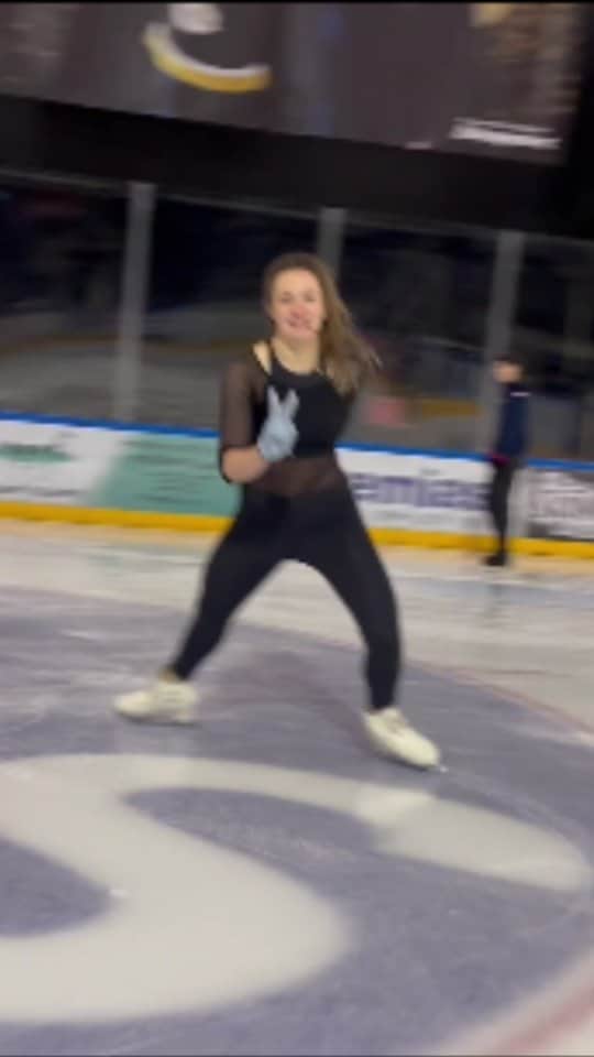 クリスティン・スポウルスのインスタグラム：「Vibing ✌️  @kristen_spours @iceskatingjewellery  #iceskatingjewellery #figureskating #figureskater #iceskating #figureskatingjewelry #patinageartistico #figureskating #figureskatingedit #mileycyrus #handmadejewelleryuk」