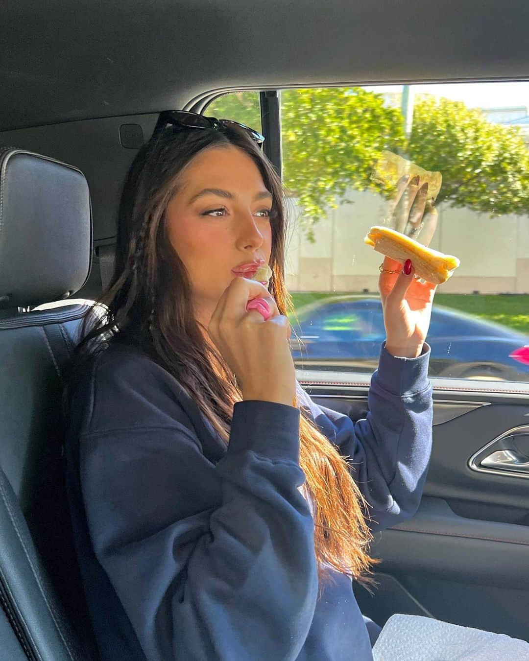 システィーン・スタローンさんのインスタグラム写真 - (システィーン・スタローンInstagram)「just a girl & her baguette」1月20日 4時05分 - sistinestallone