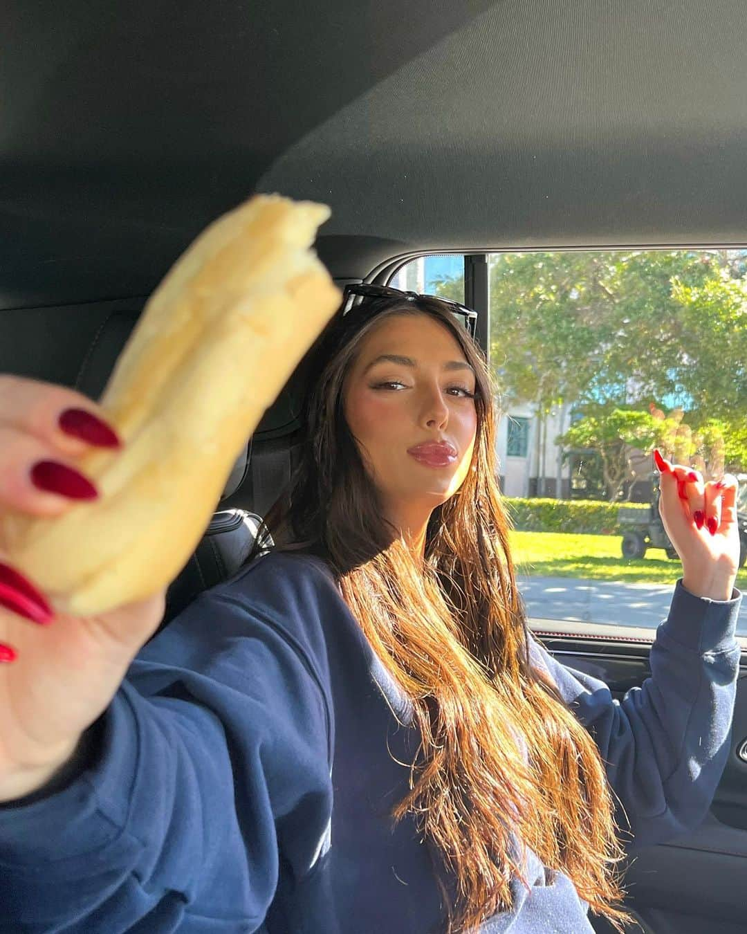 システィーン・スタローンさんのインスタグラム写真 - (システィーン・スタローンInstagram)「just a girl & her baguette」1月20日 4時05分 - sistinestallone