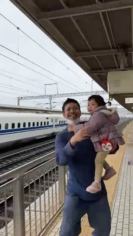 アキラ・コンチネンタル・フィーバーのインスタグラム：「初めての新幹線👧　#新幹線　#shinkansen」