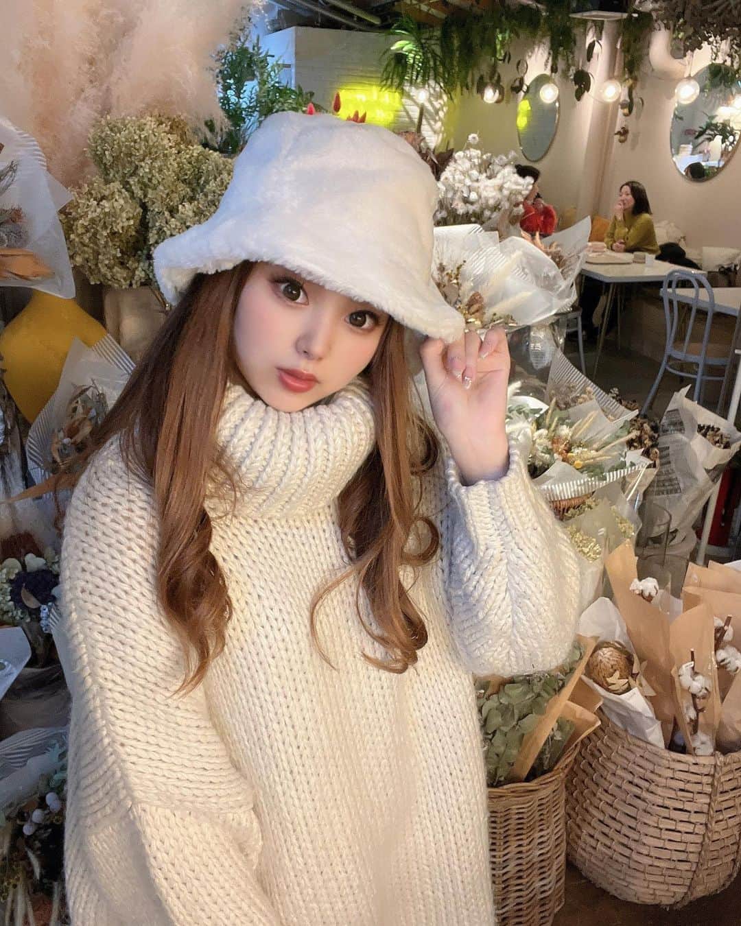 嶋谷愛（あいちゅん）のインスタグラム：「. #天王寺 にお洒落なカフェ 発見·͜· ︎︎ ドライフラワー沢山で お皿も韓国っぽで良かった♡ テラスではわんこもokやから 今度わんこと行きたい🐩 . . .   #데일리 #셀스타그램 #좋아요반사 #얼스타그램 #오오티디 #일본 #셀카놀이 #여행스냅 #일본여행 #여행일기 #여행기록 #여행스타그램 #天王寺カフェ #韓国カフェ #ドライフラワー #韓国っぽカフェ」