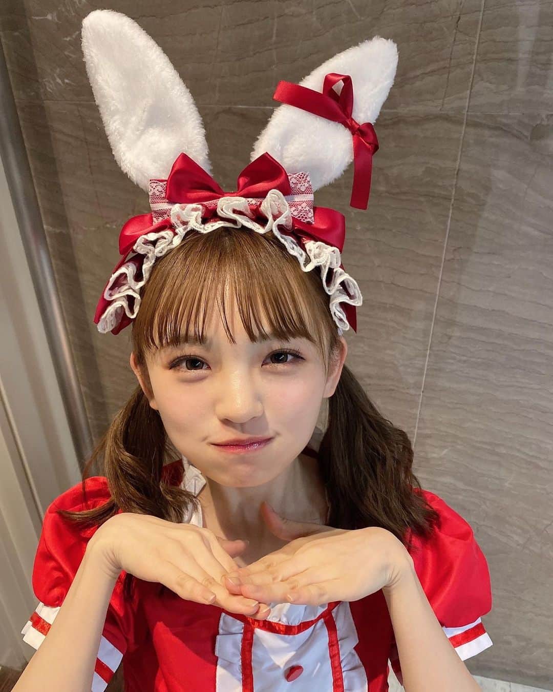 のインスタグラム：「2023年も可愛がってくれる？？？ ⠀ ⠀ ⠀ ⠀  #オンラインお話し会 #卯年 #ウサギ #メイド #メイドうさぎ」