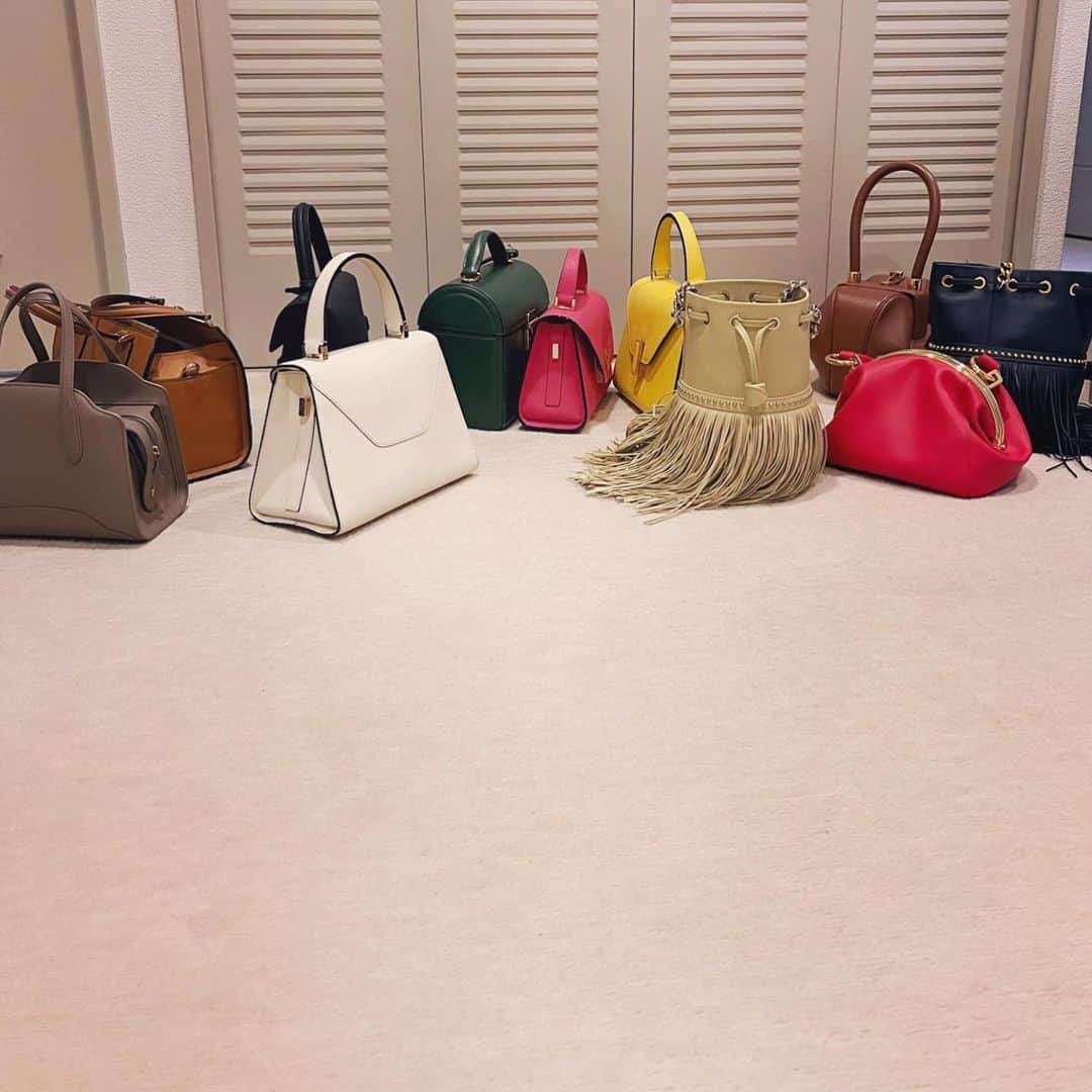 辻直子さんのインスタグラム写真 - (辻直子Instagram)「#明日の準備👜#空気がかわりはじめる#きっとおもしろいことが起きる#不思議#明日の18:30〜 #elendeek  明日はすごーく久しぶりに一緒にお仕事の高井さん🫶🏻いま準備してますよー  そして明日の18:30からは @elendeek とインスタライブをやらせていただきます 毎回エレンディークのみんながハッピー過ぎて楽しい👌🏻  今回はみんな大好きなセットアップがテーマ★  マニッシュな顔モダンなスポーティな顔からリネンやシャカシャカ素材までいろいろ  コーディネートにただ便利なシンプルセットアップだけじゃない、"セットアップ"の魅力をご紹介いたします🫶🏻  18:30にお待ちしております よろしくお願いします💓」1月19日 20時08分 - naoko.ts