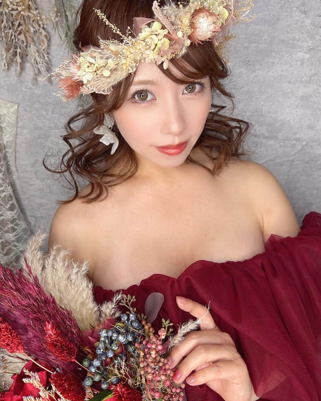 河西あみさんのインスタグラム写真 - (河西あみInstagram)「ハニーちゃんに紹介してもらって撮影してもらったよ❤️  婚活に使おうかな？  #鎖骨どこ #巻き肩 #痩せるしかない ＃正月太り #婚活 #ホリージョ撮影」1月19日 20時17分 - ami_kasai_japan