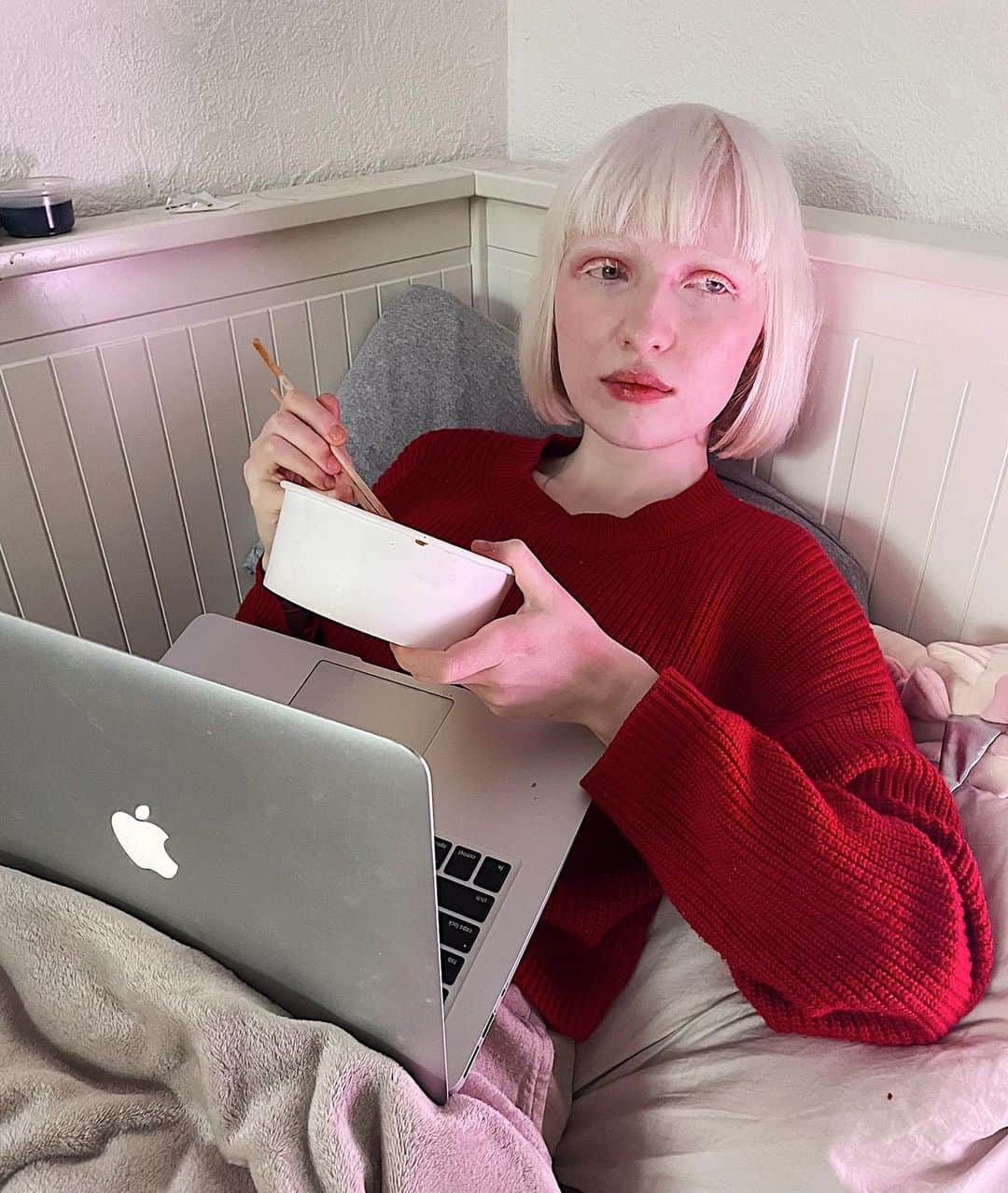 ナスチャのインスタグラム：「my working studying eating in bed routine 🫣😂 all in one」