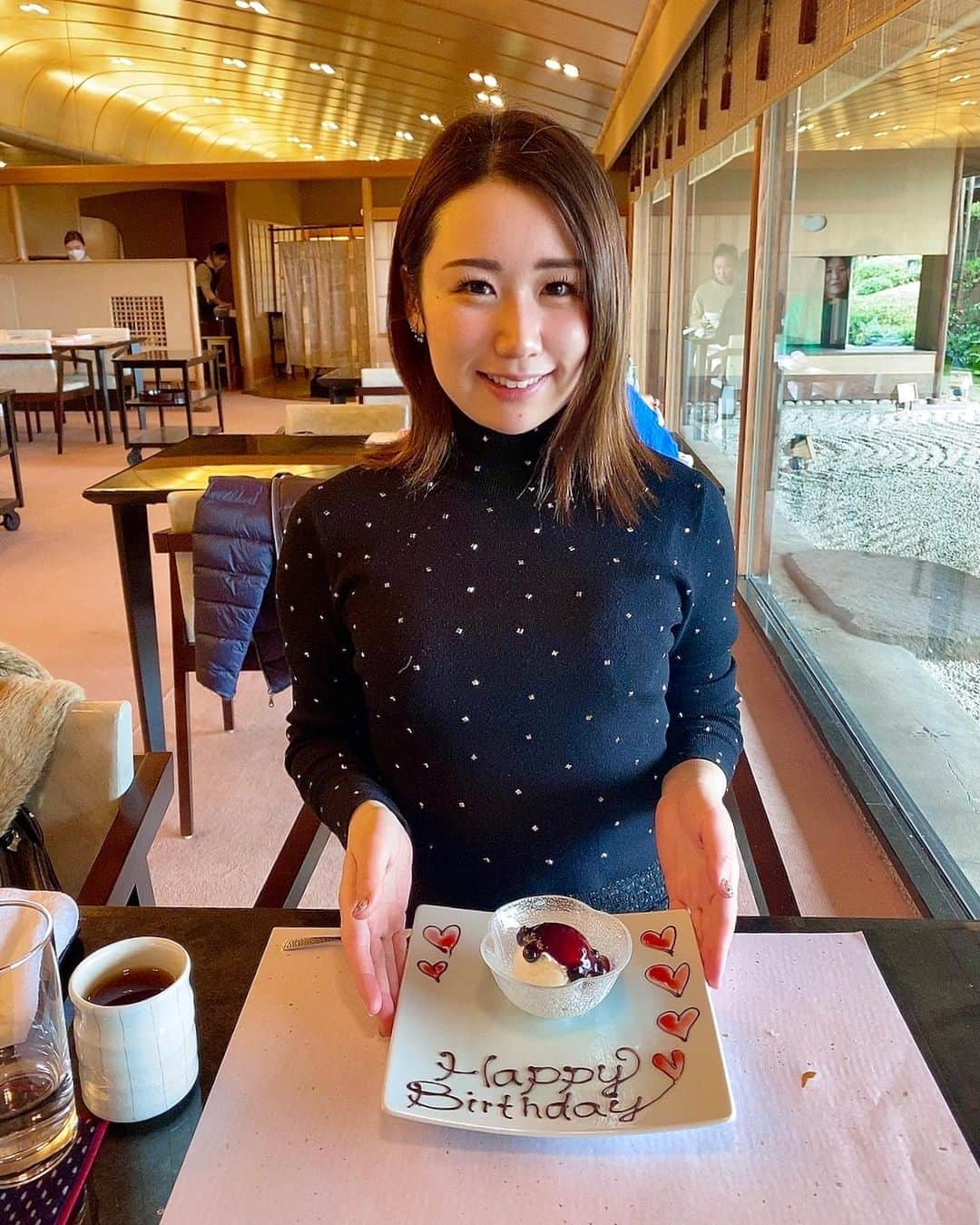 一木みおのインスタグラム：「お仕事の前に母とランチへ☺️✨ 何食べようね〜と迷い当日まで決められず、迷った結果お台場にあるヒルトンの和食、さくらへ🌸 ⁡ お料理も美味しく、お天気が良くて景色も更に美しく見ることが出来て、とっても楽しい時間を過ごしていましたが、 デザートの時になんと！！プレートを出して頂きました😭✨ いつの間に！！？ 予約もしていなかったのに！！！ びっくりとハッピーとやっぱりハッピー🥰✨ 母、ありがとう🥲 お店の方も、ありがとうございます！ 今年はわたわたしていて自分の誕生日の事がすっかり頭から抜けていたので、嬉しい！！ (1月3日がお誕生日でした🎂) ⁡ 皆様、今年もよろしくお願い致します！ ⁡ ⁡ #ヒルトン東京お台場 #お台場 #和食 #さくら #hilton #hotel #lunch #懐石 #日本料理 #japanesefood #ホテルランチ #birthday #thankyou #surprise #お誕生日 #サプライズ #mother #グルメ #foodshare #食スタグラム #food #yummy #delicious #instafood #instagood #happy #eat #gourmet #gourmetfood #東京」