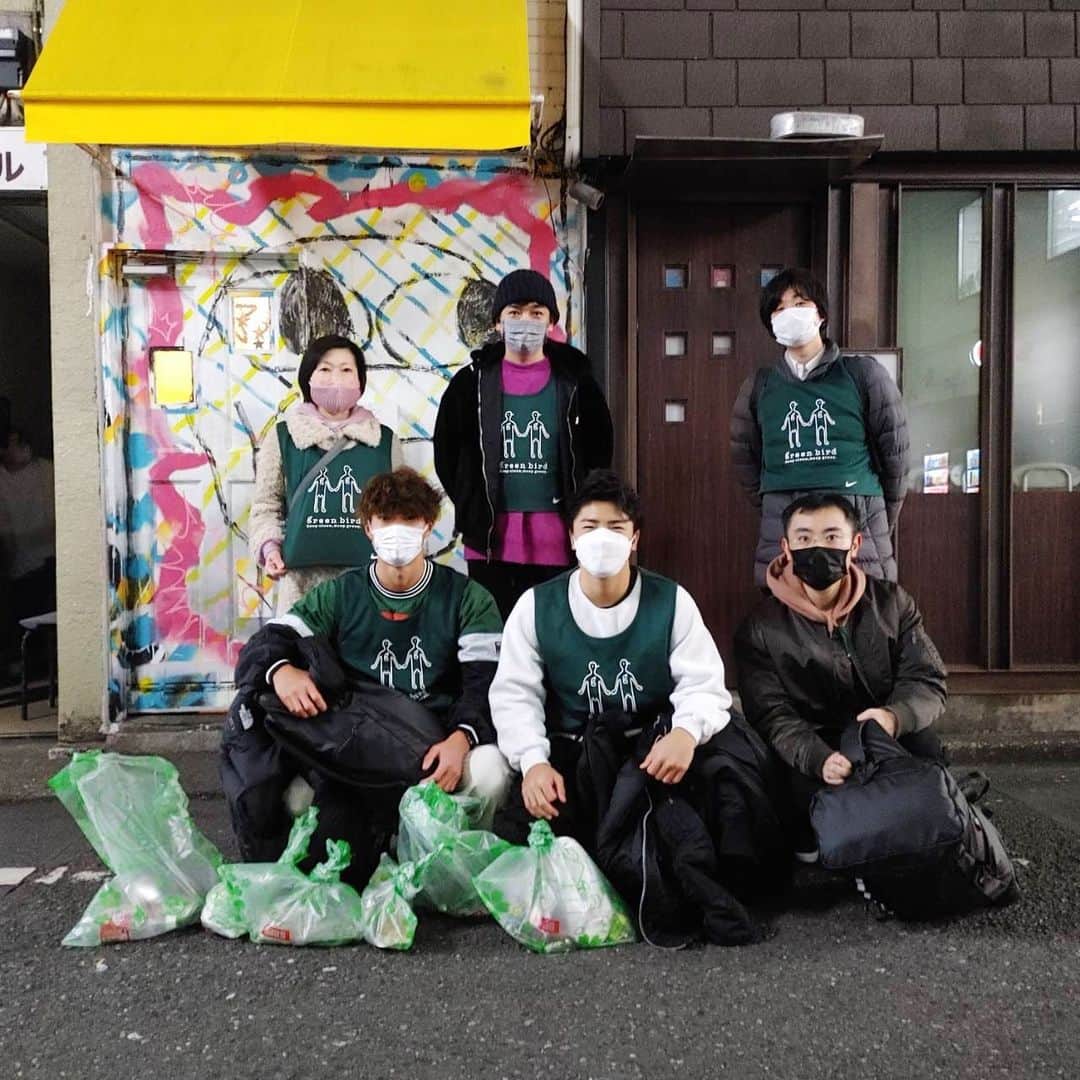 櫻田宗久のインスタグラム：「. 新年初の二丁目お掃除終了！  今日は大学生の方達も参加してくれました⭐️」