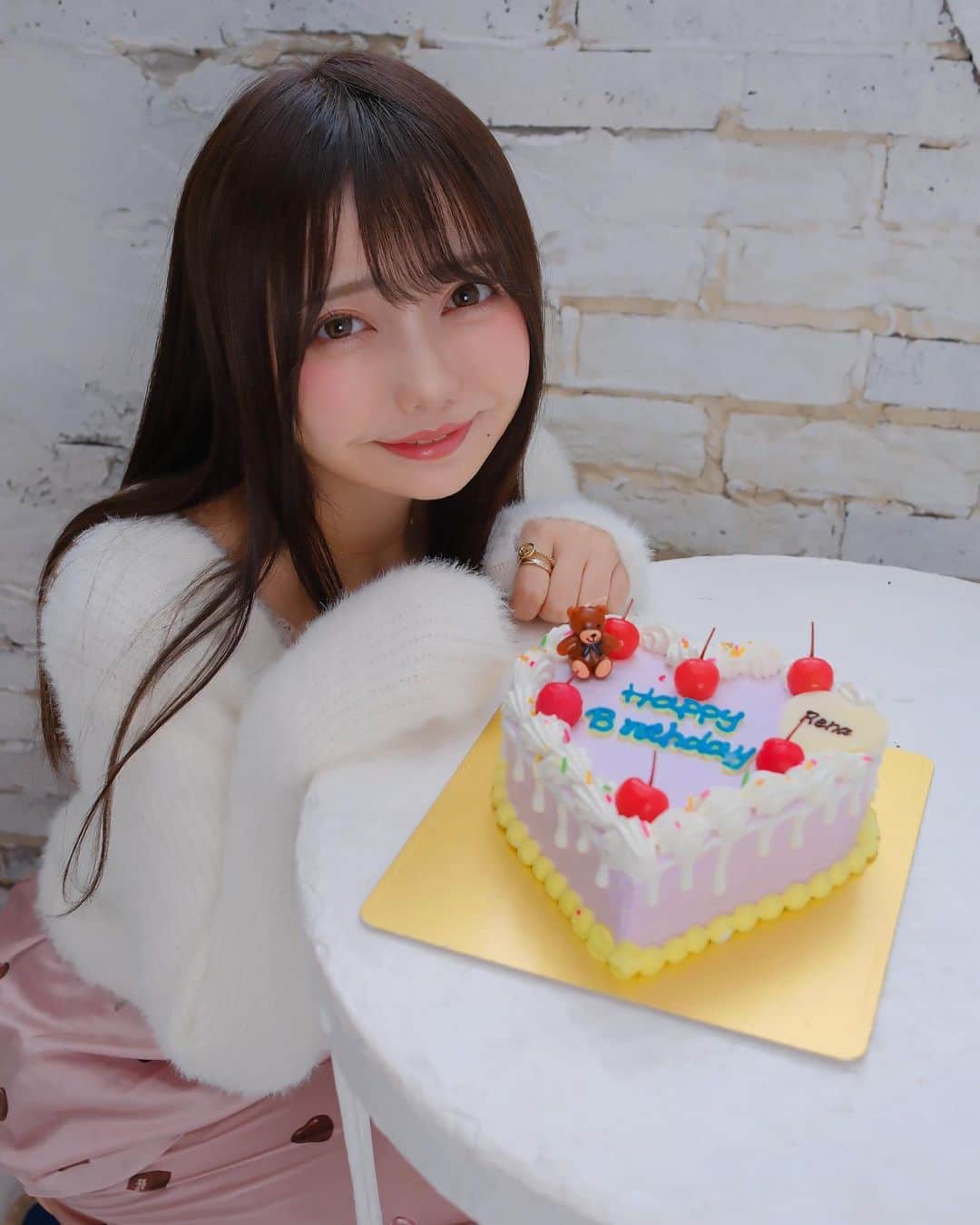 遠藤 玲奈 /endo renaのインスタグラム：「今日も一日お疲れ様でしたっ🧸🍰 1月もあっという間におわっちゃいそーだ！🥲  寒くてひきこもり4日目です 自宅警備員ですが今のところ異常なしです🙋‍♀️ ひょんなことから今日は唐揚げつくることになりました🍋 お腹すいてきたなぁ😯 ご飯食べましたかっ？？」