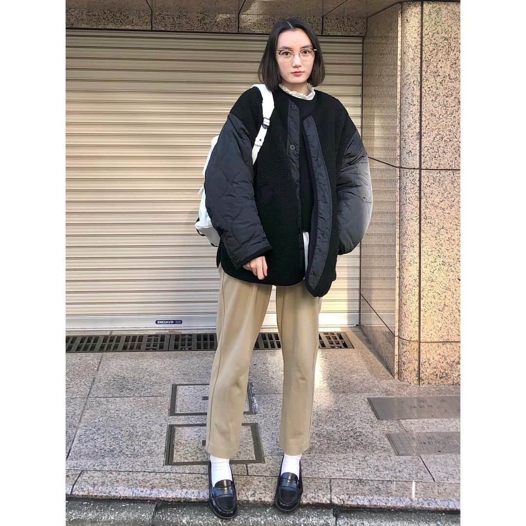 亘理舞さんのインスタグラム写真 - (亘理舞Instagram)「・ 寒い冬は、重ね着コーデが活躍します！ シャツ×ニット タートルネック×ジージャン などなど…  この日はブラウス×スウェットです☺︎ ・ ・ 【今日のプチ情報】 先日、事務所の先輩#北川景子 さん出演の映画#ラーゲリより愛を込めて を見に行きました！翌日、目が腫れるくらい泣きました。”道義”を捨てたら、”生きる”ことをやめるのと一緒だと、力強く教えてくれる作品でした🎬 ・ ・ ・ ・ ・ ・ #重ね着コーデ#重ね着スタイル#ローファーコーデ#ローファー女子#ローファー好き#チノパンコーデ#人生初ボブ#メガネ女子👓#眼鏡コーデ#横顔シリーズ#白リュック#リュック女子#映画ノート#映画記録🎬#黒髪ボブ#ボ部#ボブヘア#前髪長めボブ#ぼぶへあー#レイヤードスタイル#ボブカット#ボブ女子#ボブヘアー#だてめがね#亘理舞」1月19日 20時42分 - mai_watari_official