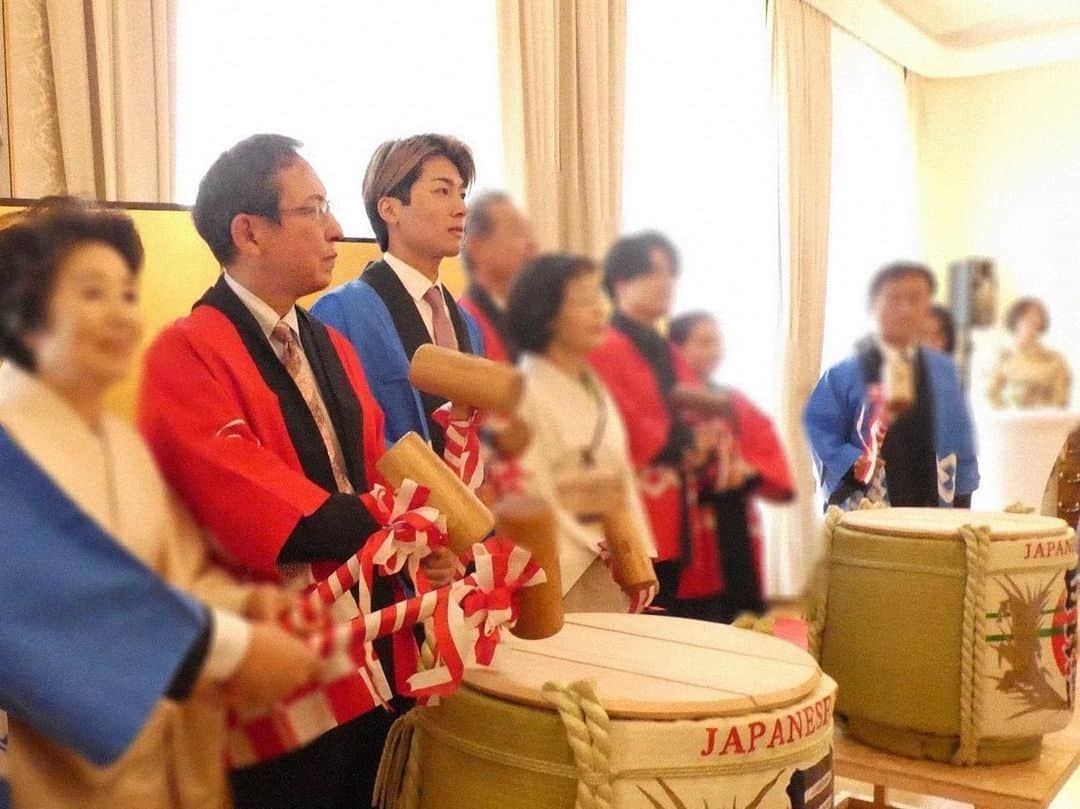 中村敬斗さんのインスタグラム写真 - (中村敬斗Instagram)「在オーストリア日本国大使館主催の新年祝賀会に招待していただきました。  写真は鏡割り、そして水内大使と撮らせていただいた時のものです。  #在オーストリア日本国大使館 #中村敬斗」1月19日 20時48分 - nakamura.keito