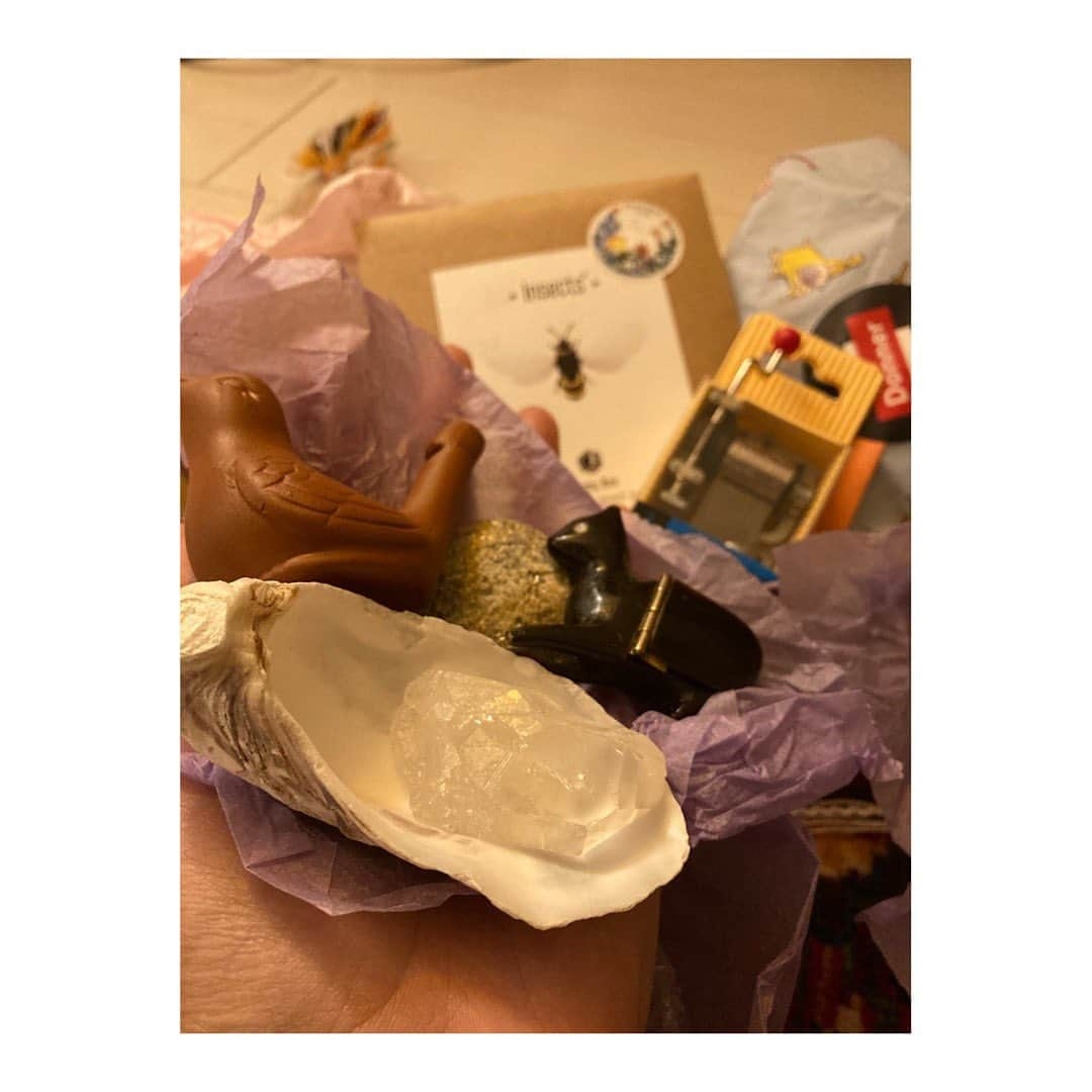 石橋静河さんのインスタグラム写真 - (石橋静河Instagram)「🤍💎💧🫧 A treasure box came all the way from Netherlands❤️‍🩹 4年前、瀬戸内芸術祭で出会ったHeleneから宝物が届いた。 正味一週間ほどのクリエーション＆パフォーマンスだったけど、出会ってすぐに意気投合して、毎日二人でとにかくたくさんのことを話した。クリエーションのこと、人生のこと、表現することとか、普段は口に出すこともないような些細なことも、お互い一生懸命話して、お互いに一生懸命に聴いた。ここまでひとの話をちゃんと「聴く人」に初めて出会った。彼女が行ってたオランダの学校では、全てのことに対して自分の意見をもつことを求められる、だからその分、ひとの話をちゃんと聴ききる事が大事なのと言っていた。自分の意見があるからひとの意見を聞けるし、ひとの意見を聞くから自分の意見がわかる。 だから普段人に話さないようなことも、彼女に聞いてもらうことですごく癒された。 誰かの悩みを聞いていると「こうした方がいいよ」とか、途中で口を挟みがちだけど、そういうときってほんとは誰の意見も必要としてなくて、ただ聴ききることができたら一番の救いになる。 Heleneの手紙を読み始めたら彼女の悲しみと優しさと愛情がぐわんぐわん振動として伝わってきて涙がぼたぼた出た。時間をかけることが大事。早くしろと急かすことほど虚しいことはないなと思った。全てのものにはそのリズムがある。東京に住んでるとたまにそれがわからなくなる。毎日ちゃんとご飯を食べてちゃんと寝ることは大事だけど、それ以上に心に偉大な余韻を残す出来事がなによりも自分を癒してくれるのかもと思う。。 @hvrijdag  Thank you and I love you. Words can’t describe how vibrant and special your soul is.  Can’t wait to see youuuuuu!!」1月19日 20時59分 - shizuka_isbs