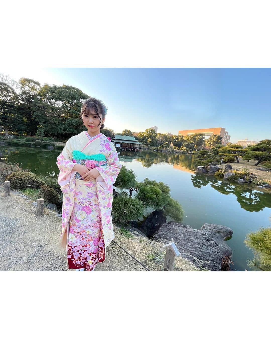 須田理夏子さんのインスタグラム写真 - (須田理夏子Instagram)「・ ・ ・ 成人式の日 清澄庭園に連れて行ってもらって、写真撮ってもらったよ📸 お天気で良かった☀️ おばあちゃん・お母さん・お父さんとも 写真一緒に撮った♡ なかなかツーショットで撮る機会ないけど 撮れてよかったです😊  #成人式  #新成人 #20歳 #me #系統バラバラ系女子  #須田理夏子 #乃木坂46  #乃木坂好きな人と繋がりたい #乃木坂好きな女ヲタさんと繋がりたい #乃木坂 #3期生 #岩本蓮加 #岩本蓮加推し #photo  #photography #followｍe  #振袖  #振袖ヘア  #ヘアアレンジ  #親子ショット  #清澄庭園  #ロングヘア」1月19日 21時00分 - sudarikako