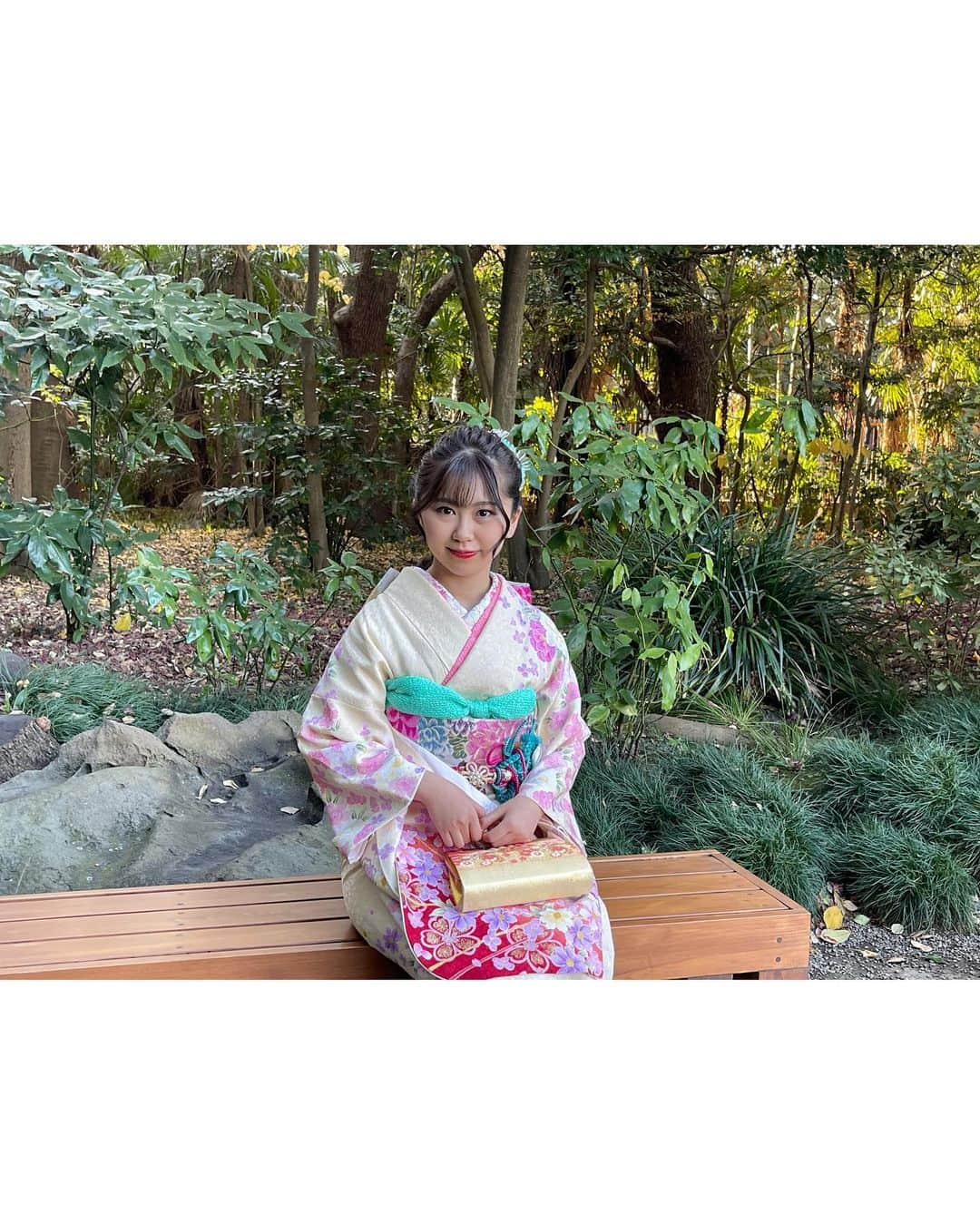 須田理夏子さんのインスタグラム写真 - (須田理夏子Instagram)「・ ・ ・ 成人式の日 清澄庭園に連れて行ってもらって、写真撮ってもらったよ📸 お天気で良かった☀️ おばあちゃん・お母さん・お父さんとも 写真一緒に撮った♡ なかなかツーショットで撮る機会ないけど 撮れてよかったです😊  #成人式  #新成人 #20歳 #me #系統バラバラ系女子  #須田理夏子 #乃木坂46  #乃木坂好きな人と繋がりたい #乃木坂好きな女ヲタさんと繋がりたい #乃木坂 #3期生 #岩本蓮加 #岩本蓮加推し #photo  #photography #followｍe  #振袖  #振袖ヘア  #ヘアアレンジ  #親子ショット  #清澄庭園  #ロングヘア」1月19日 21時00分 - sudarikako