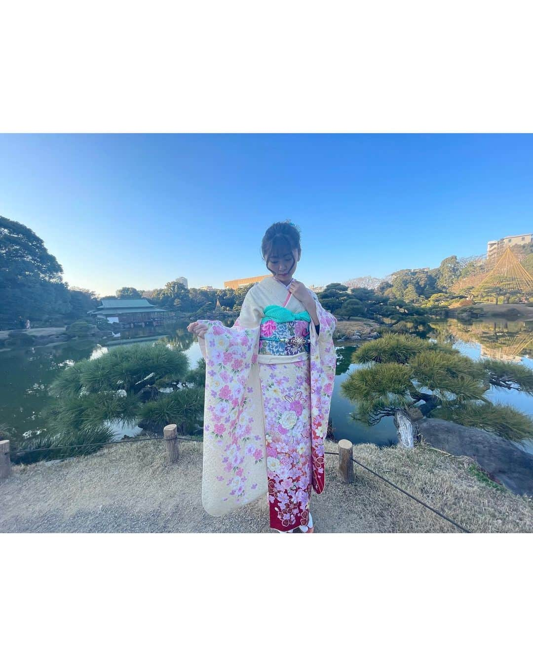 須田理夏子さんのインスタグラム写真 - (須田理夏子Instagram)「・ ・ ・ 成人式の日 清澄庭園に連れて行ってもらって、写真撮ってもらったよ📸 お天気で良かった☀️ おばあちゃん・お母さん・お父さんとも 写真一緒に撮った♡ なかなかツーショットで撮る機会ないけど 撮れてよかったです😊  #成人式  #新成人 #20歳 #me #系統バラバラ系女子  #須田理夏子 #乃木坂46  #乃木坂好きな人と繋がりたい #乃木坂好きな女ヲタさんと繋がりたい #乃木坂 #3期生 #岩本蓮加 #岩本蓮加推し #photo  #photography #followｍe  #振袖  #振袖ヘア  #ヘアアレンジ  #親子ショット  #清澄庭園  #ロングヘア」1月19日 21時00分 - sudarikako